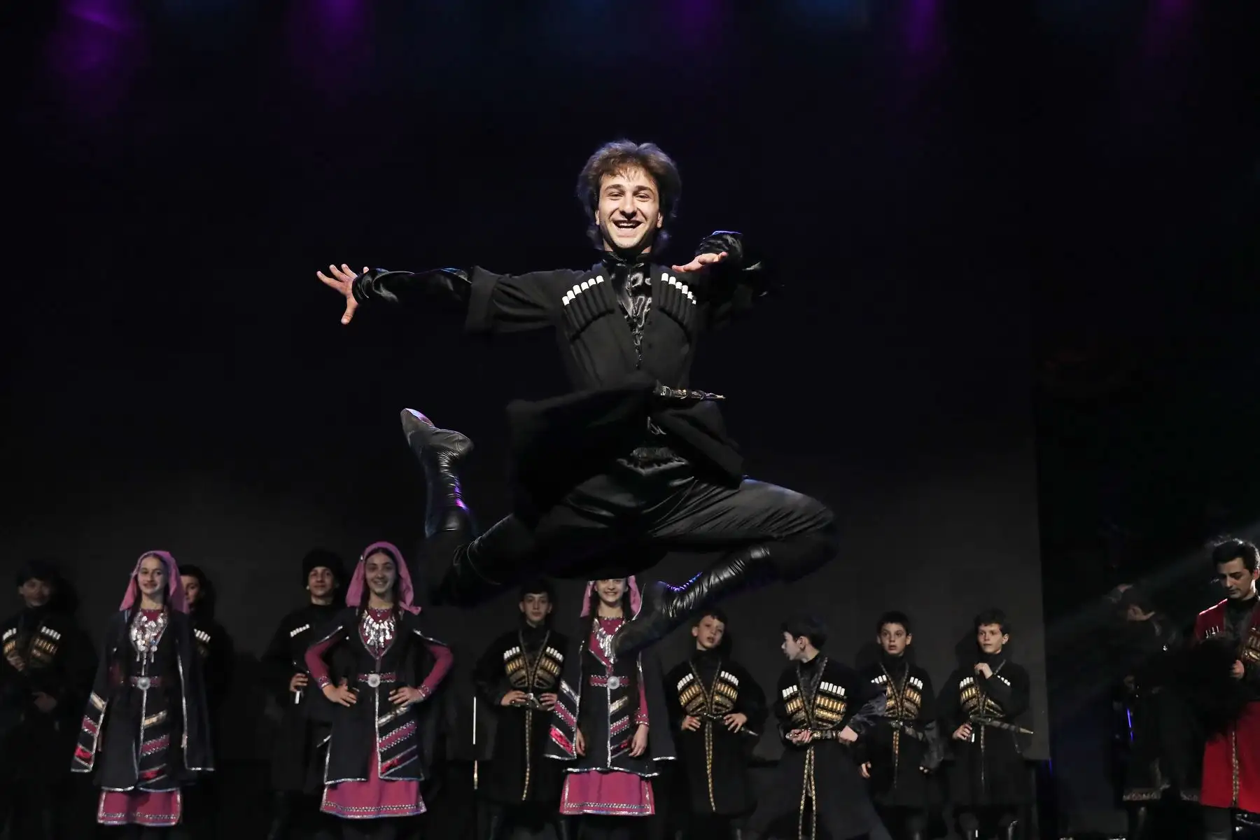 Presentación de "Los Niños Virtuosos del Cáucaso", una puesta en escena del Ballet Nacional de Georgia que reúne a un promedio de 30 niños y adolescentes con increíbles bailes y acrobacias. Se presentarán el sábado 22 y domingo 23 de junio en el Gran Teatro Nacional.
Foto: ANDINA/Connie Calderon