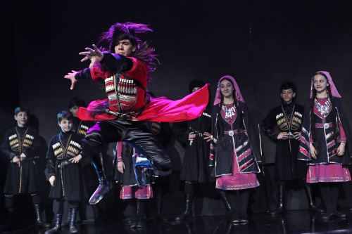Increíbles bailes y acrobacias de los Virtuosos niños del Cáucaso