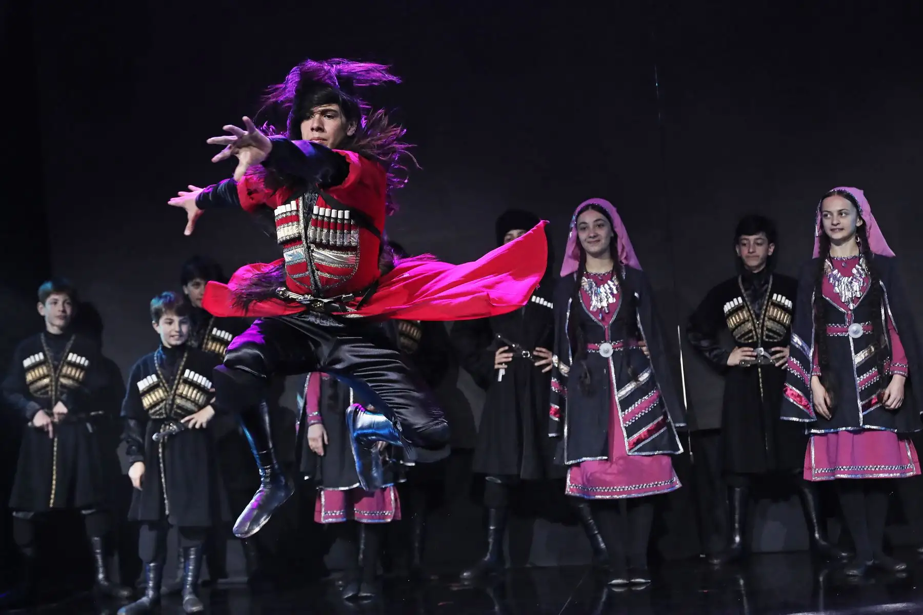 Presentación de "Los Niños Virtuosos del Cáucaso", una puesta en escena del Ballet Nacional de Georgia que reúne a un promedio de 30 niños y adolescentes con increíbles bailes y acrobacias. Se presentarán el sábado 22 y domingo 23 de junio en el Gran Teatro Nacional.
Foto: ANDINA/Connie Calderon
