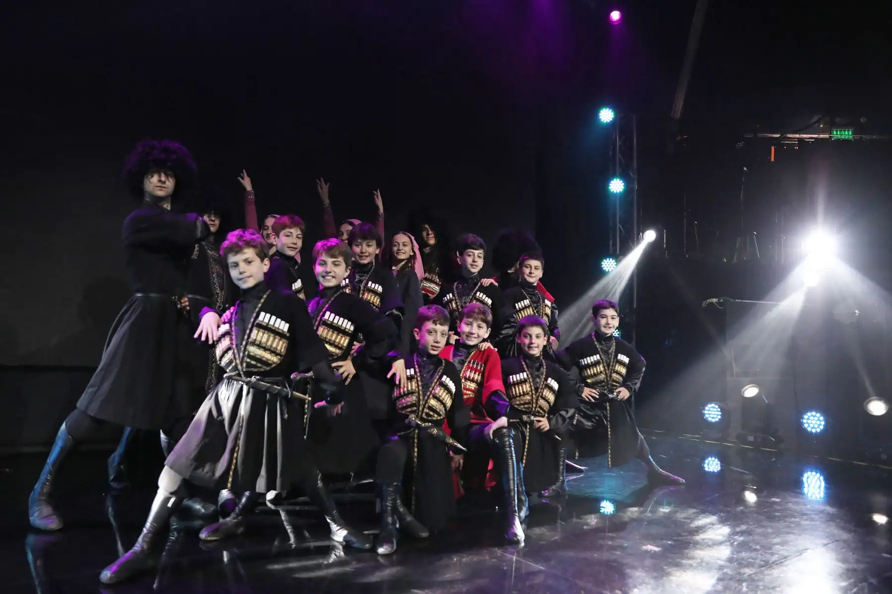Presentación de "Los Niños Virtuosos del Cáucaso", una puesta en escena del Ballet Nacional de Georgia que reúne a un promedio de 30 niños y adolescentes con increíbles bailes y acrobacias. Se presentarán el sábado 22 y domingo 23 de junio en el Gran Teatro Nacional.
Foto: ANDINA/Connie Calderon