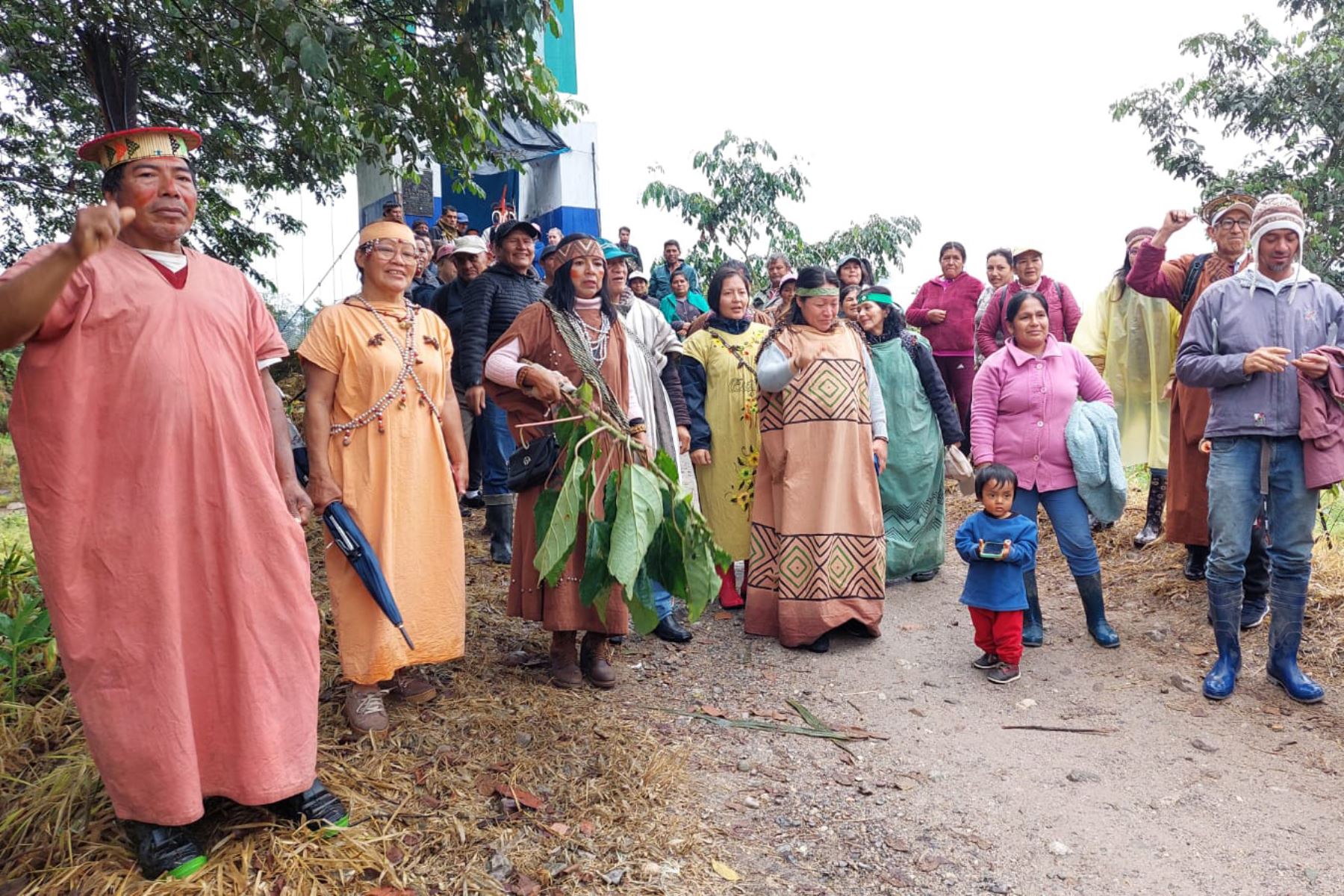 Desde hace cuatro días, miembros de la comunidad nativa Tsachopen mantienen cerrada la carretera que une Oxapampa con tres distritos. Foto: ANDINA/Difusión