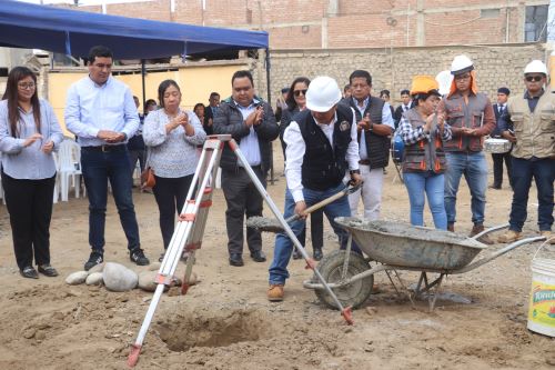 El alcalde de Paiján, Ricard Zavaleta, colocó la primera piedra de nuevo palacio municipal del distrito liberteño. Foto: ANDINA/Difusión