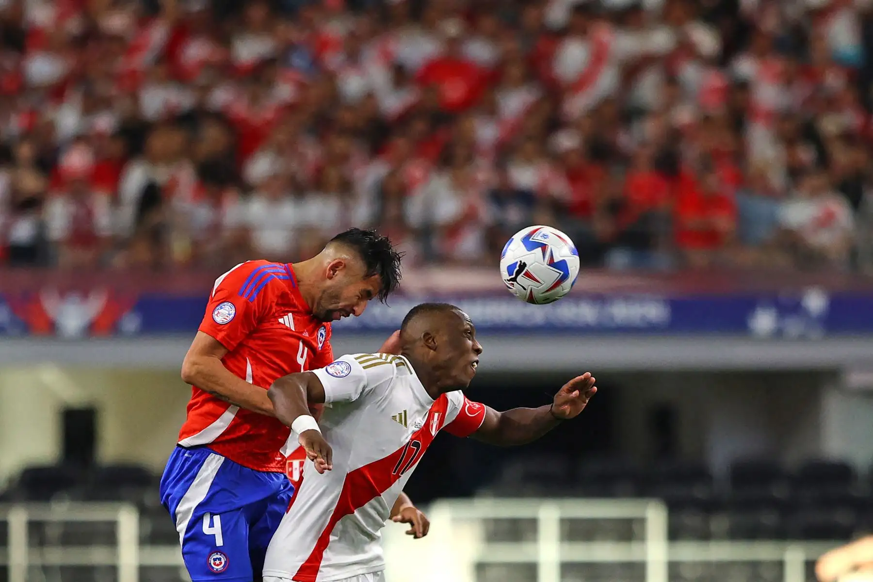El defensor de Chile  Mauricio Isla lucha por el balón con el defensor de Perú  Luis Advíncula durante el torneo Copa América Conmebol 2024 grupo Un partido de fútbol entre Perú y Chile. Foto: AFP