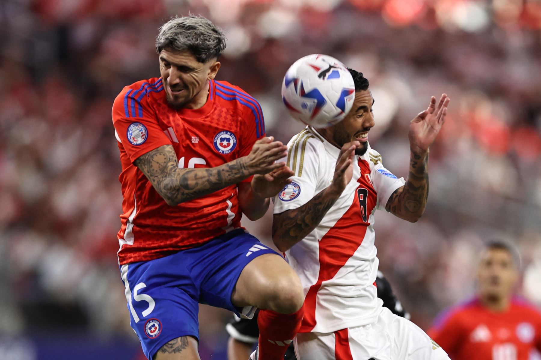 Diego Valdés de Chile salta por el balón contra Sergio PeÒa de Perú durante el partido del Grupo A de la CONMEBOL Copa América 2024 entre Perú y Chile. AFP