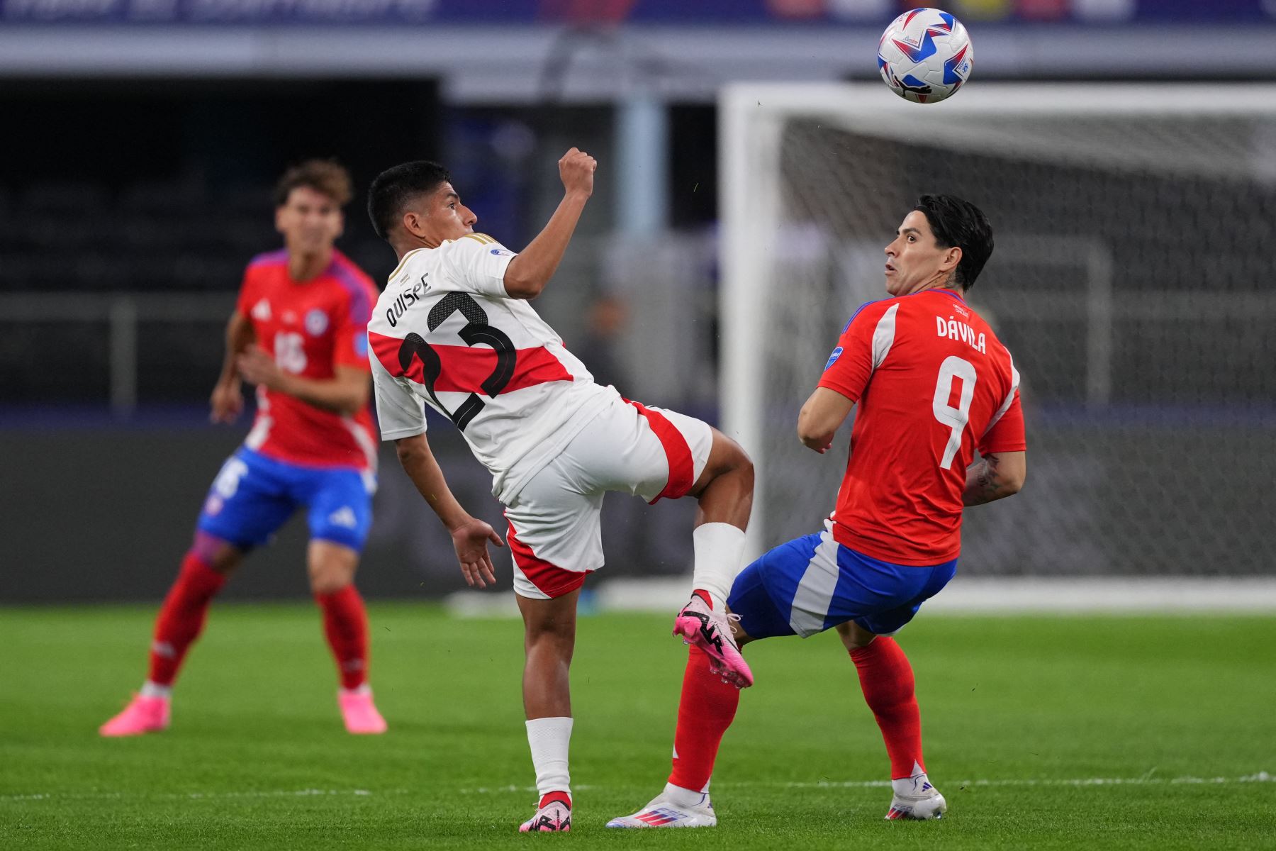 Piero Quispe de Perú y Víctor Dávila de Chile luchan por el balón durante el partido CONMEBOL Copa América 2024 Grupo A entre Perú y Chile en el Estadio AT&T. AFP