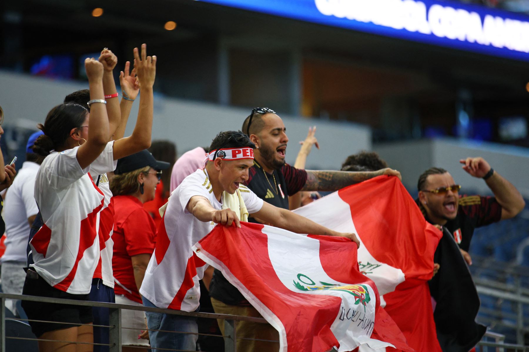 Los seguidores de Perú aplauden antes del partido de fútbol del grupo A del torneo Copa América Conmebol 2024 entre Perú y Chile en el estadio AT&T de Arlington, Texas. AFP