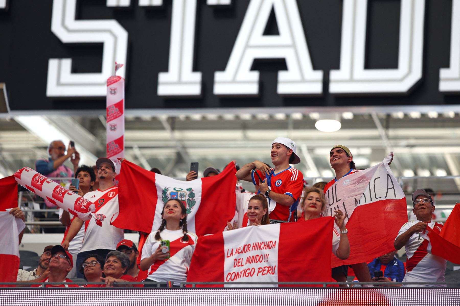 Los seguidores de Perú aplauden antes del partido de fútbol del grupo A del torneo Copa América Conmebol 2024 entre Perú y Chile. AFP
