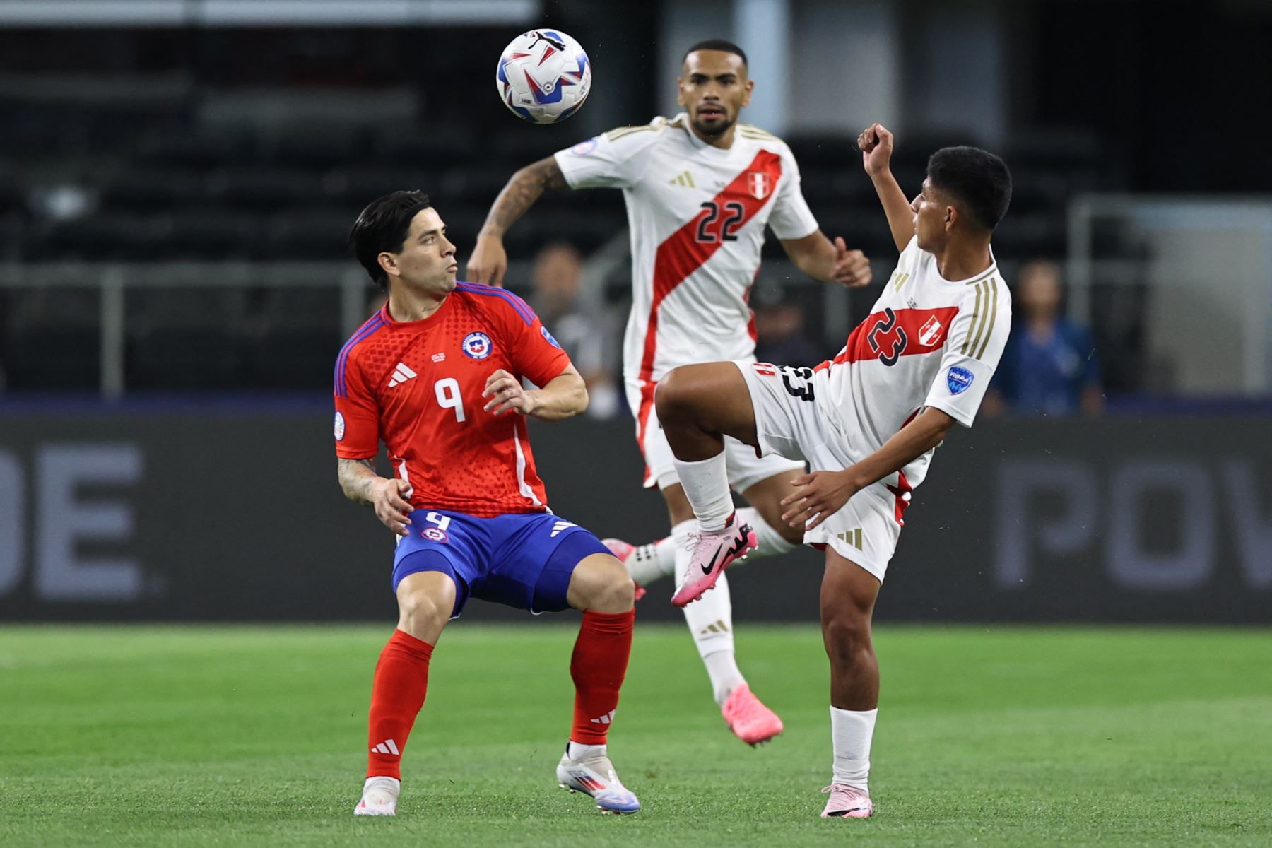 Víctor Dávila de Chile y Piero Quispe de Perú luchan por el balón durante el partido CONMEBOL Copa América 2024 Grupo A entre Perú y Chile. AFP