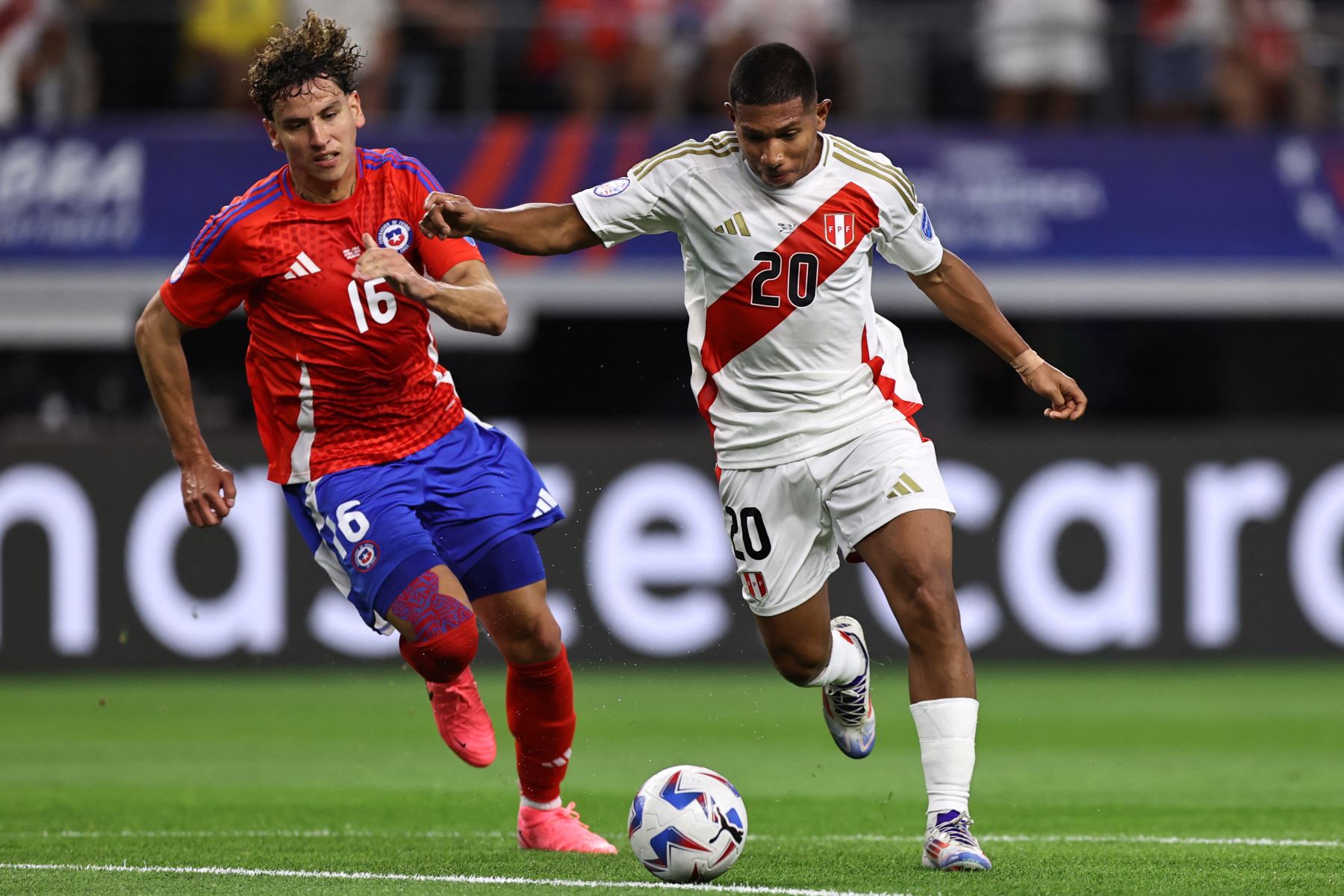 Edison Flores de Perú e Igor Lichnovsky de Chile luchan por el balón durante el partido del Grupo A de la CONMEBOL Copa América 2024 entre Perú y Chile. AFP