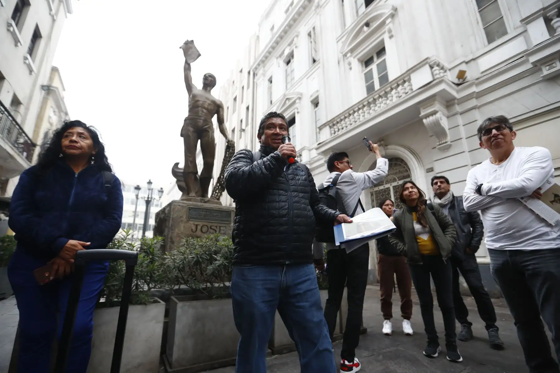 En el Centro Histórico de Lima se realizó un recorrido histórico en homenaje a la cultura afroperuana, que tuvo como punto de partida la plazuela ubicada frente al Teatro Segura, y culminó en la Biblioteca Nacional de la avenida Abancay. Foto: ANDINA/Daniel Bracamonte