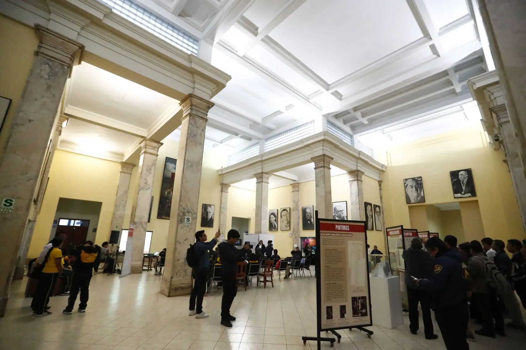 El recorrido histórico por el Centro de Lima en homenaje a la cultura afroperuana culminó en la sede de la Biblioteca Nacional de la avenida Abancay, en donde los turistas participaron de actividades culturales. Foto: ANDINA/Daniel Bracamonte