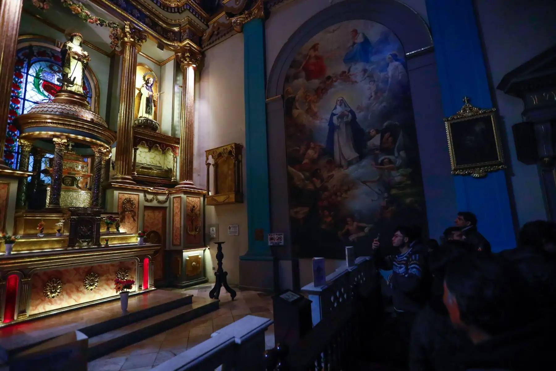 Turistas liderados por dos guías realizaron un recorrido histórico por el Centro de Lima, pasando por lugares alusivos a personajes trascendentes de la cultura afroperuana, tales como la iglesia Santo Domingo, en donde reposan los restos mortales de San Martín de Porres. Foto: ANDINA/Daniel Bracamonte