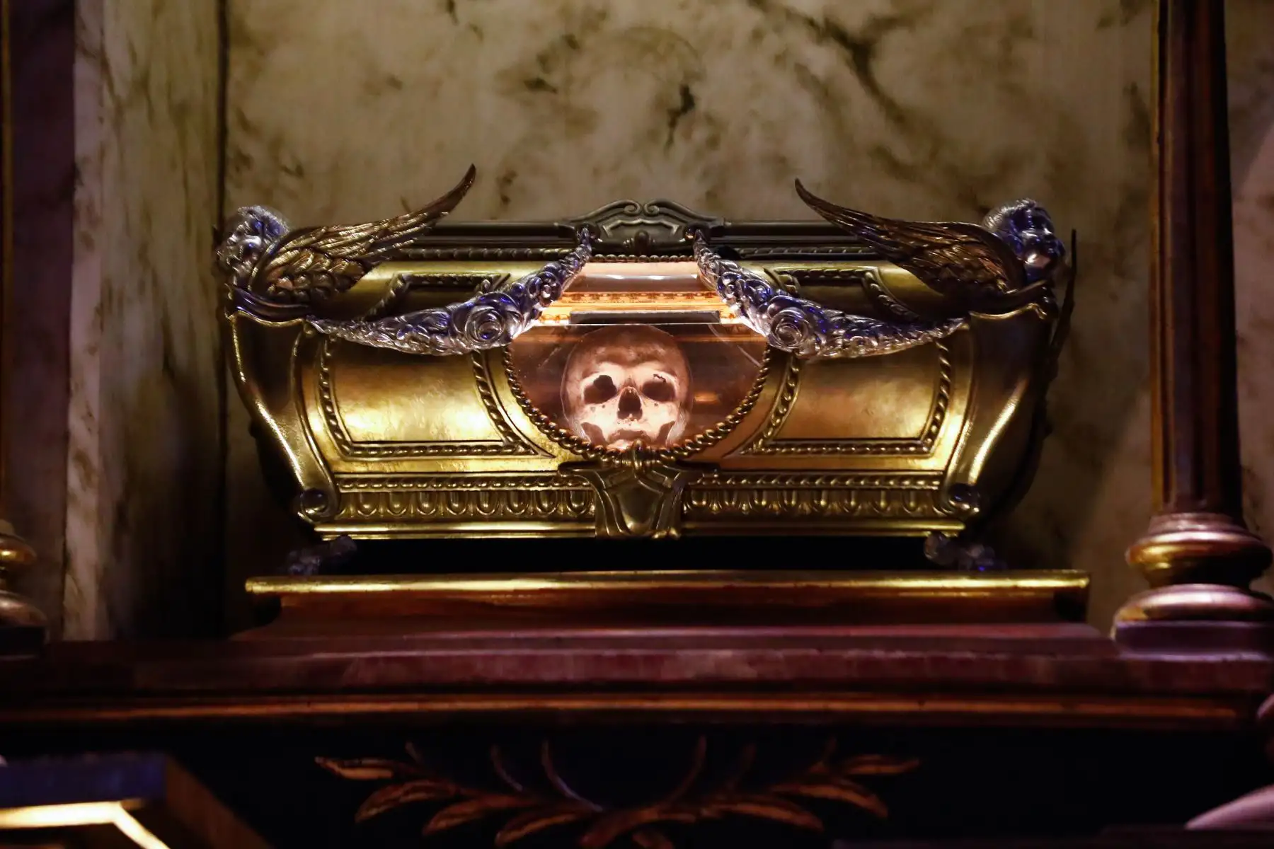 Turistas liderados por dos guías realizaron un recorrido histórico por el Centro de Lima, pasando por lugares alusivos a personajes trascendentes de la cultura afroperuana, tales como la iglesia Santo Domingo, en donde reposan los restos mortales de San Martín de Porres. Foto: ANDINA/Daniel Bracamonte