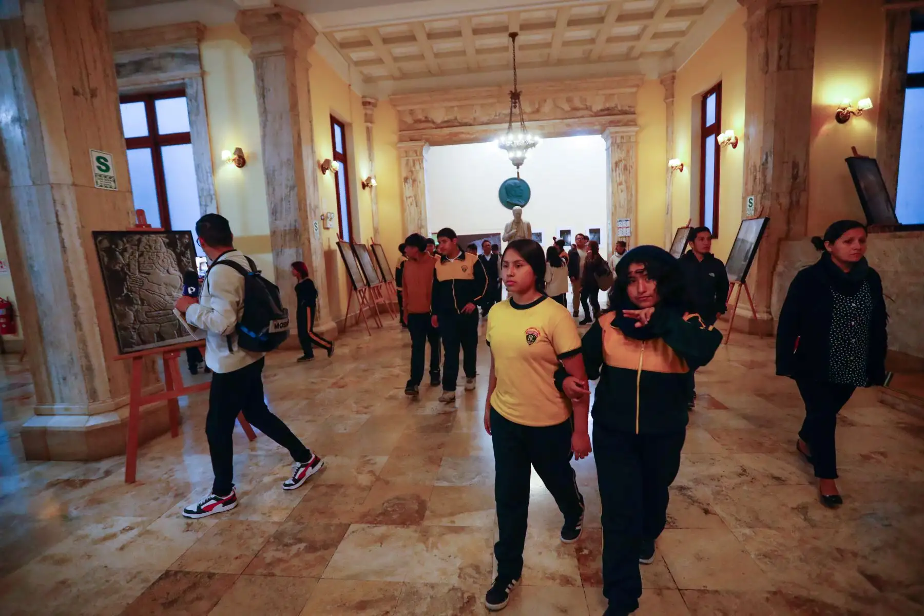 El recorrido histórico por el Centro de Lima en homenaje a la cultura afroperuana culminó en la sede de la Biblioteca Nacional de la avenida Abancay, en donde los turistas participaron de actividades culturales. Foto: ANDINA/Daniel Bracamonte