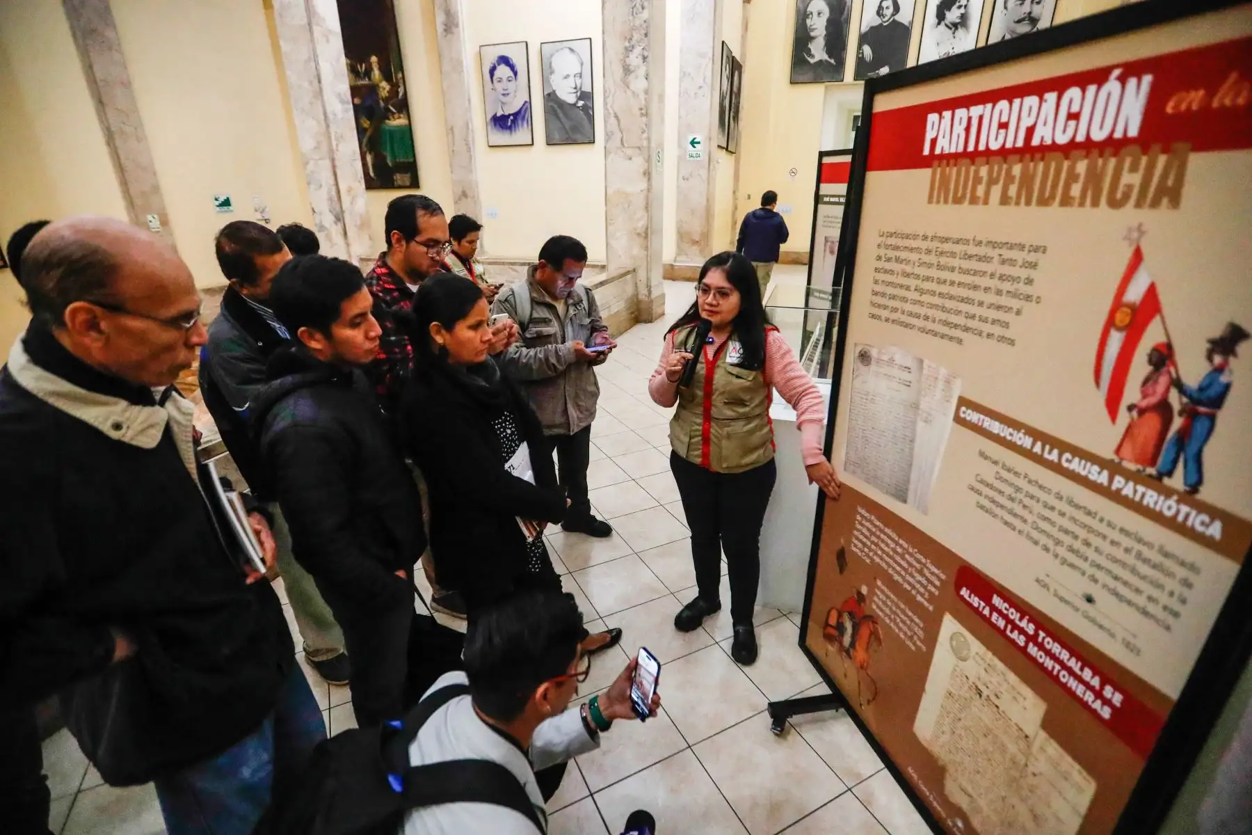 El recorrido histórico por el Centro de Lima en homenaje a la cultura afroperuana culminó en la sede de la Biblioteca Nacional de la avenida Abancay, en donde los turistas participaron de actividades culturales. Foto: ANDINA/Daniel Bracamonte
