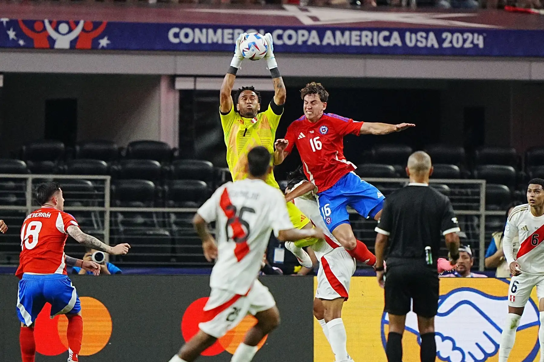 Arquero peruano Pedro Galese durante el torneo Copa América Conmebol 2024 grupo Un partido de fútbol entre Perú y Chile.