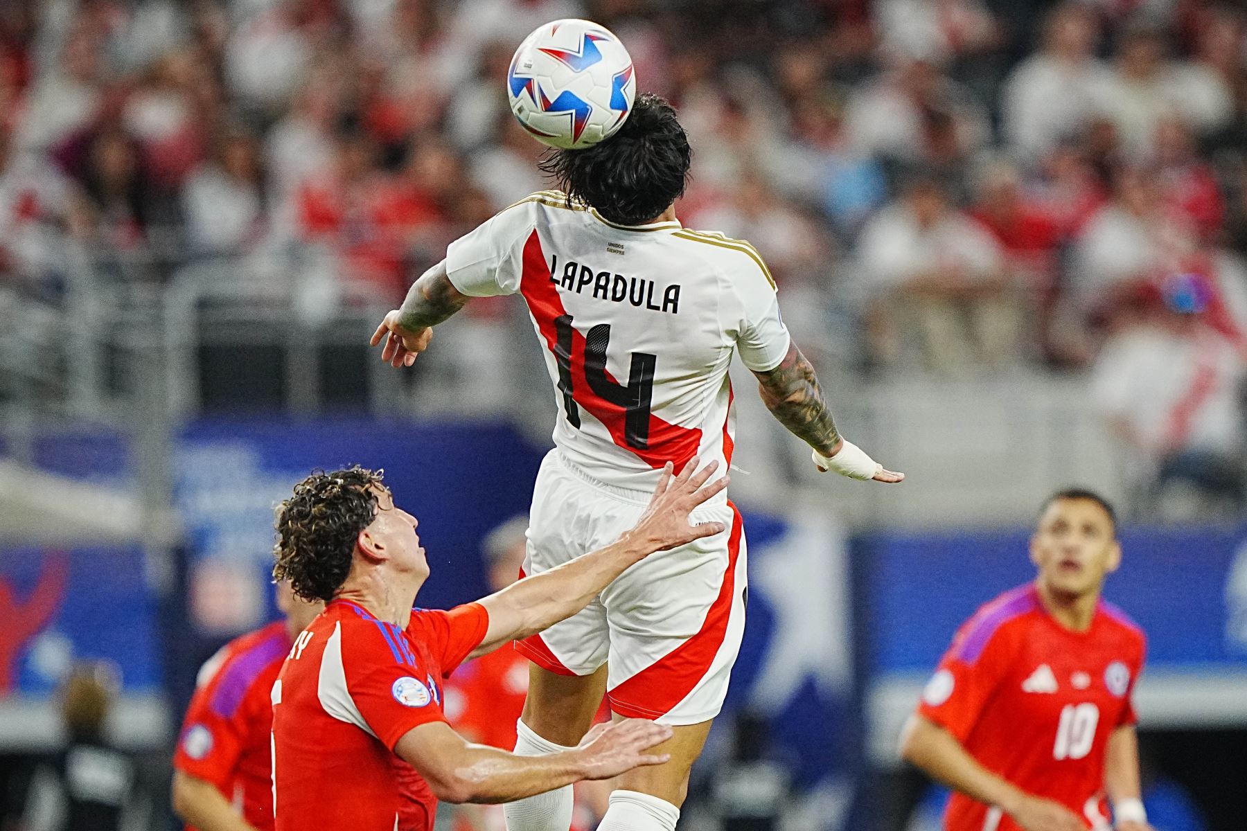 Lapadula controla el balón durante el partido contra Chile en la Copa América Conmebol 2024