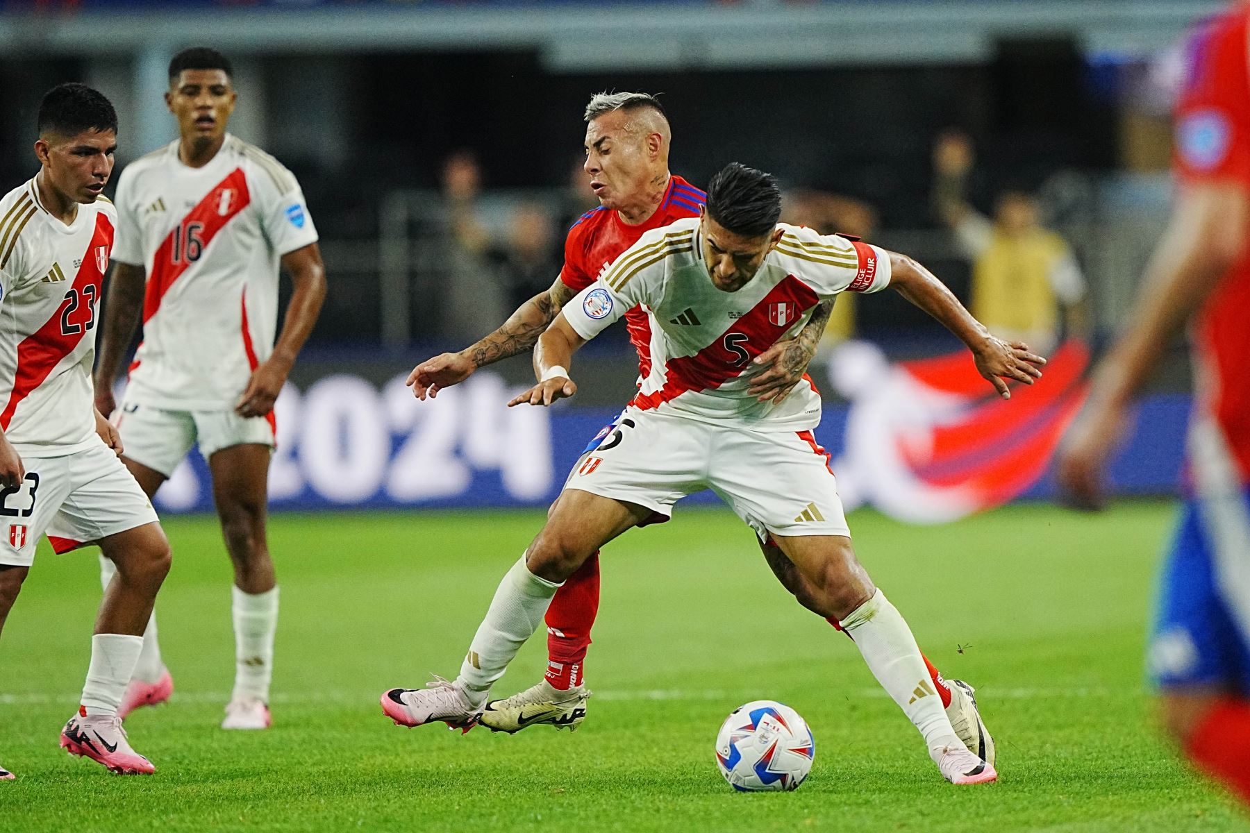 Carlos Zambrano disputa el balón durante el partido Perú - Chile en la Copa América 2024