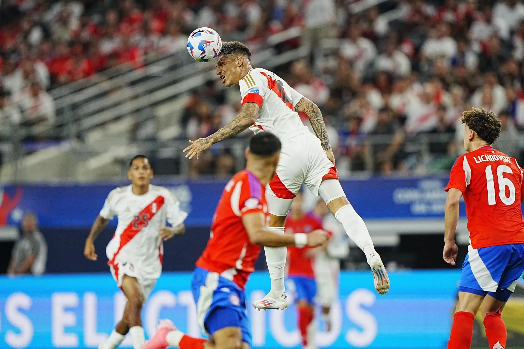 Paolo Guerrerro durante el partido Perú vs Chile de la Copa América 2024