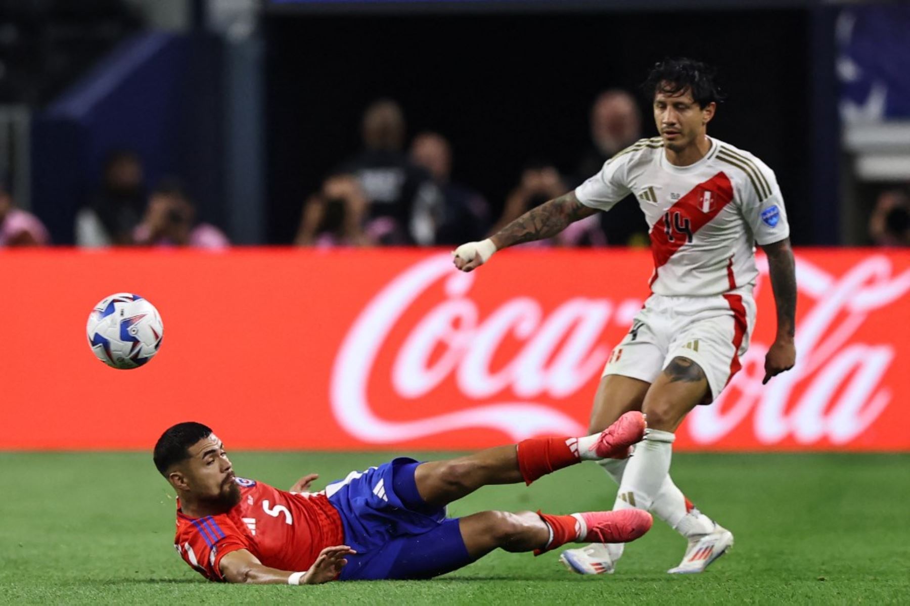 Gianluca Lapadula fue uno de los jugadores más peligrosos del equipo peruano ante Chile.
