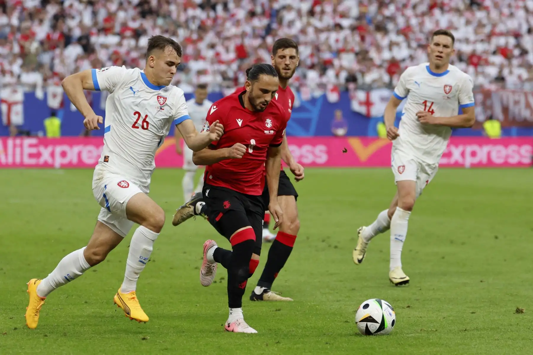 El centrocampista de la República Checa  Matej Jurasek y el centrocampista de Georgia  Giorgi Kochorashvili luchan por el balón durante el partido de fútbol del Grupo F de la UEFA Euro 2024 entre Georgia y la República Checa. AFP
