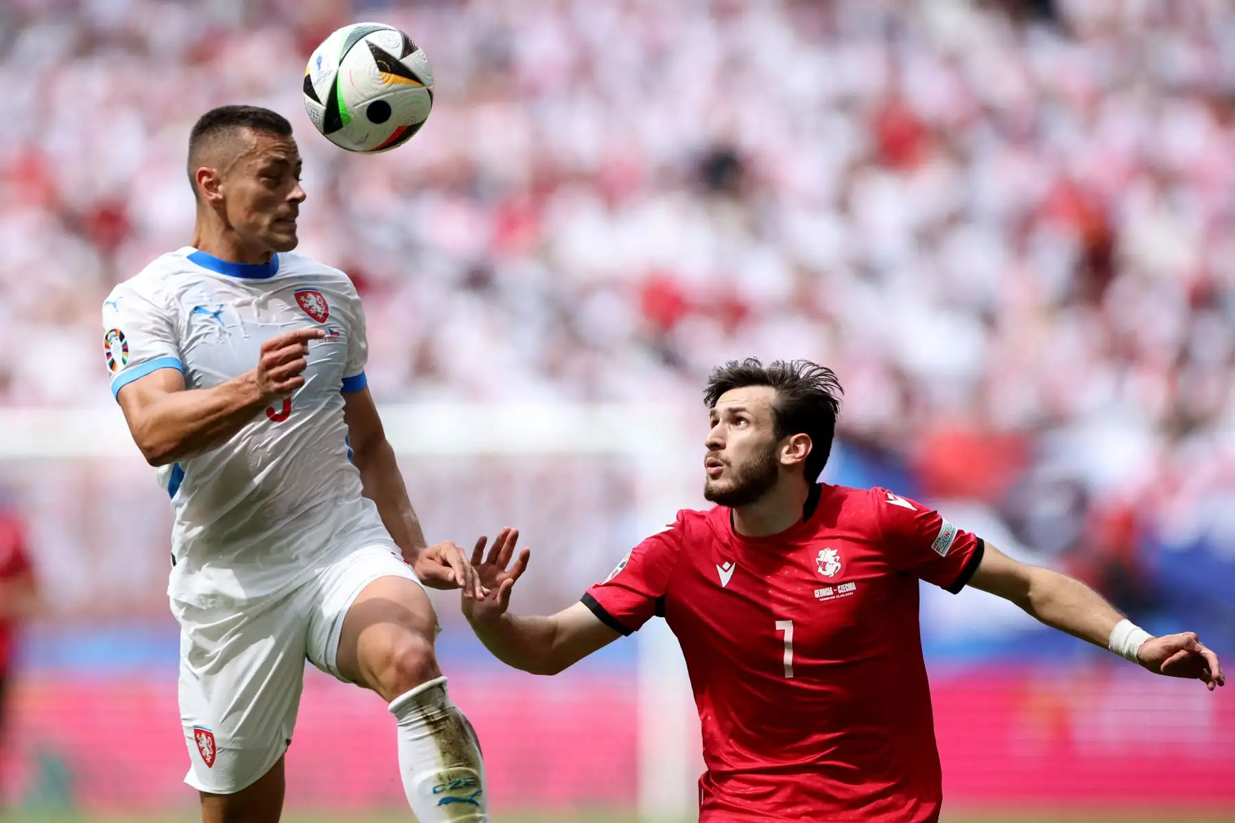 El centrocampista de la República Checa Tomas Holes  lucha por el balón con el delantero de Georgia Khvicha Kvaratskhelia durante el partido de fútbol del Grupo F de la UEFA Euro 2024 entre Georgia y la República Checa. AFP