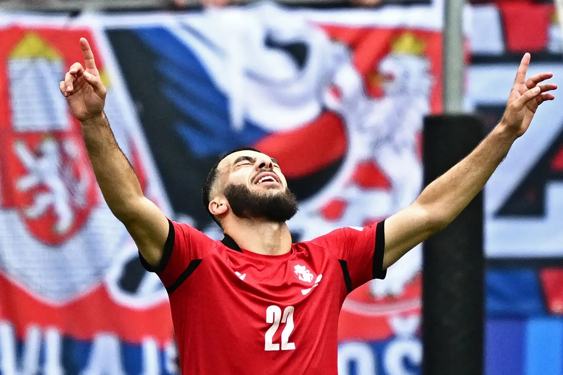 El delantero de Georgia  Georges Mikautadze celebra marcar el primer gol de su equipo durante el partido de fútbol del Grupo F de la UEFA Euro 2024 entre Georgia y la República Checa. AFP
