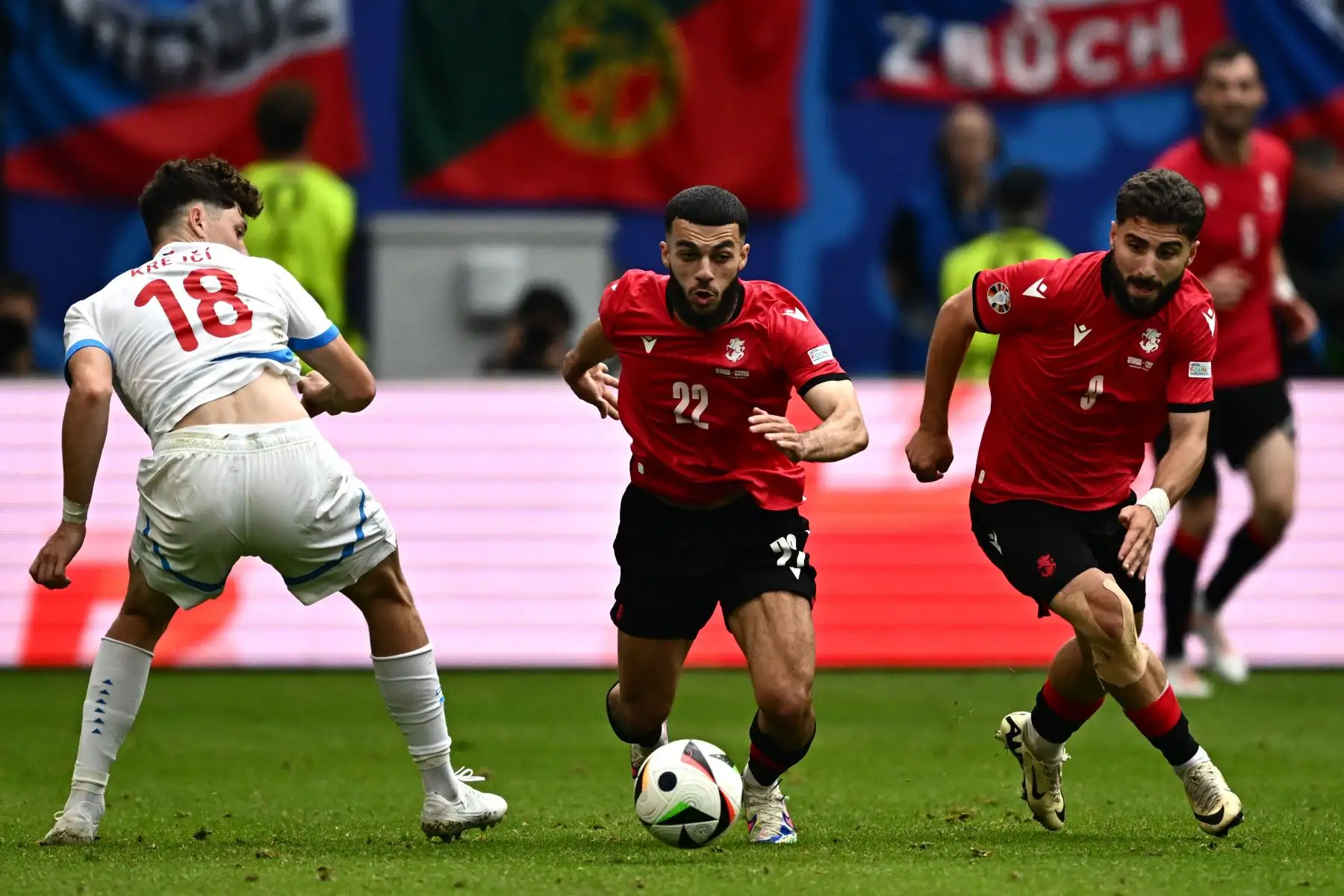 El delantero de Georgia  Georges Mikautadze  corre con el balón junto al defensor de la República Checa  Ladislav Krejci y el delantero de la República Checa Adam Hlozek durante el partido de fútbol del Grupo F de la UEFA Euro 2024 entre Georgia y la República Checa. AFP