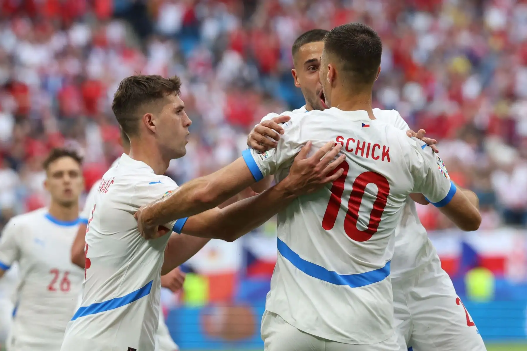 El delantero  de la República Checa, Patrik Schick, celebra marcar el primer gol de su equipo con sus compañeros durante el partido de fútbol del Grupo F de la UEFA Euro 2024 entre Georgia y la República Checa. AFP