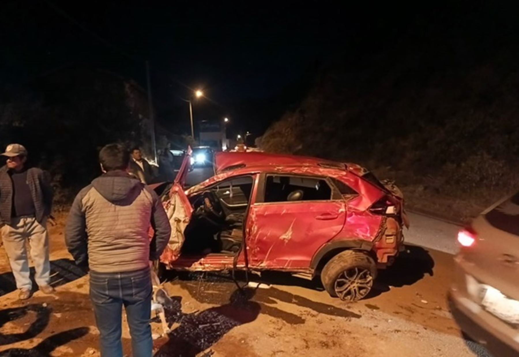 Un comunicador social y una periodista fallecieron anoche tras el despiste y vuelco del vehículo en el que se trasladaban por la vía Paruro-Cusco, jurisdicción de la provincia de Paruro, informó la Policía Nacional.