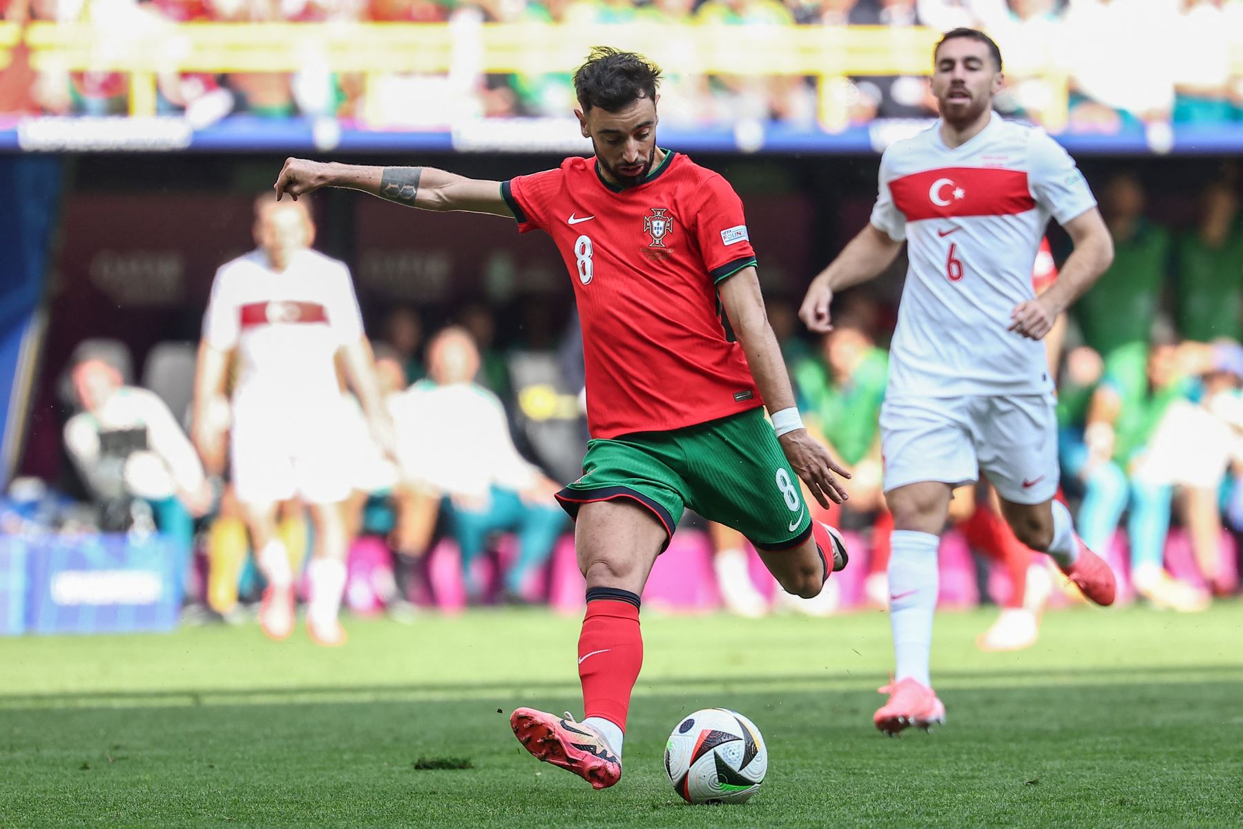 El centrocampista de Portugal Bruno Fernandes patea el balón durante el partido de fútbol del Grupo F de la UEFA Euro 2024 entre Turquía y Portugal. Foto: AFP