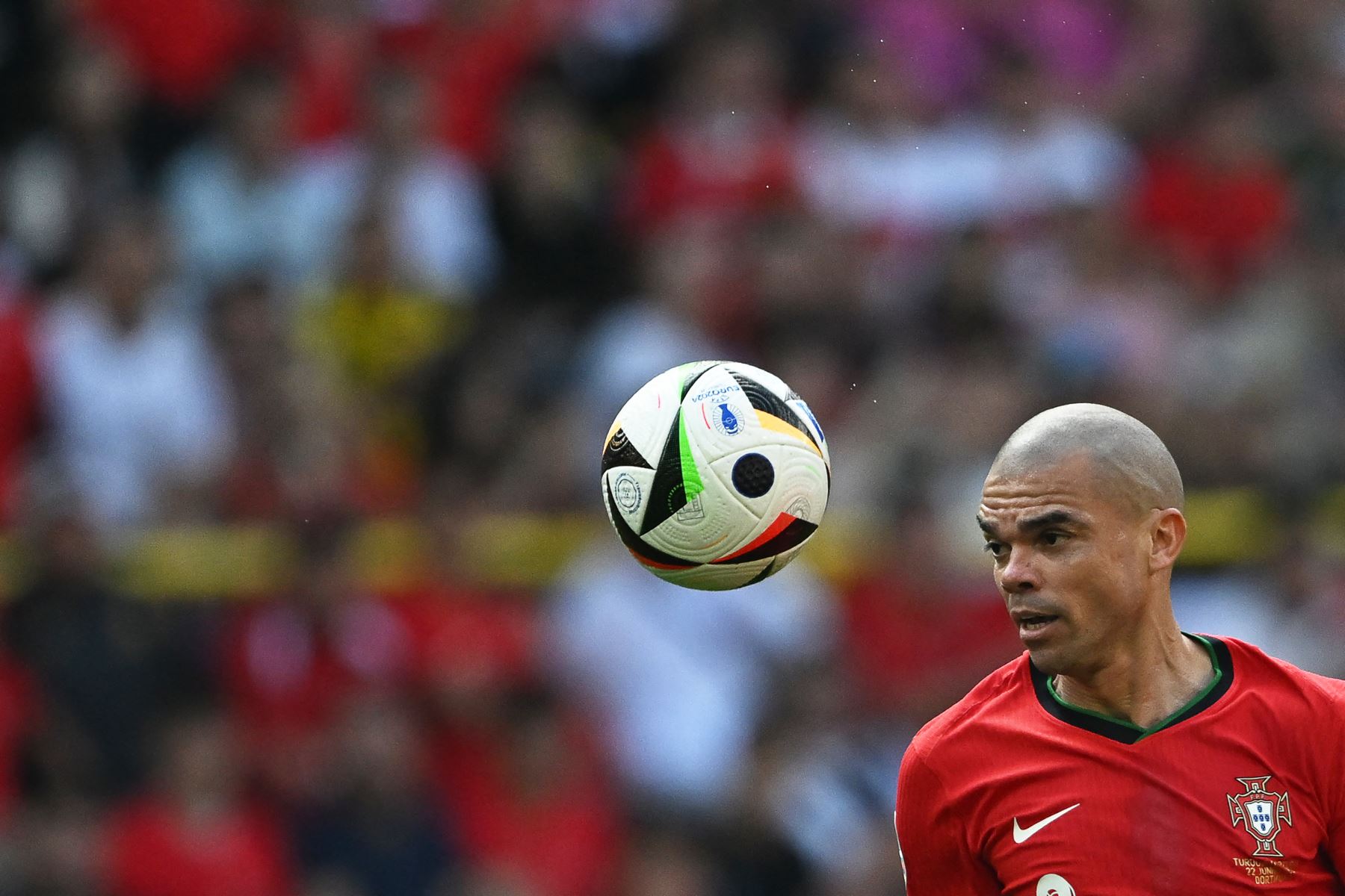 El defensor de Portugal Pepe mira el balón durante el partido de fútbol del Grupo F de la UEFA Euro 2024 entre Turquía y Portugal. AFP