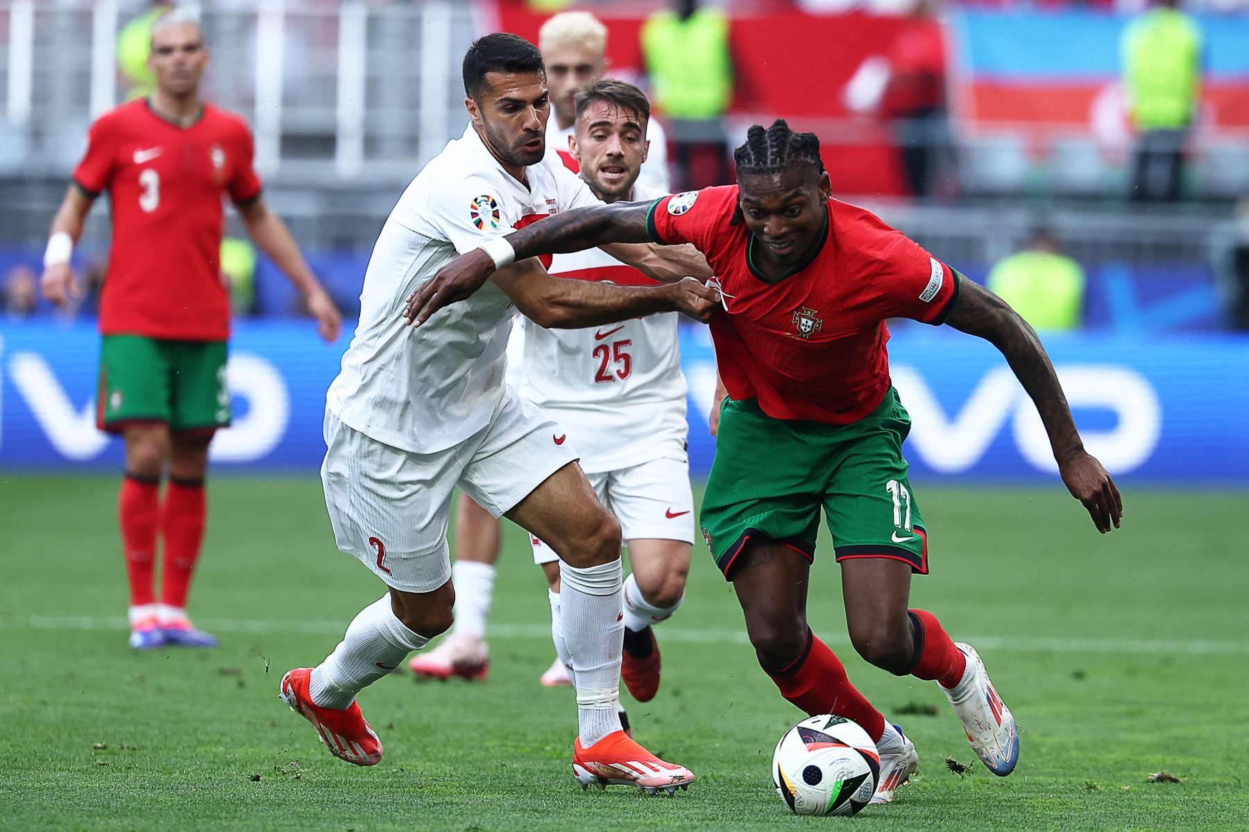 El delantero de Portugal  Rafael Leao  lucha por el balón con el defensor de Turquía  Zeki Celik durante el partido de fútbol del Grupo F de la UEFA Euro 2024 entre Turquía y Portugal. AFP