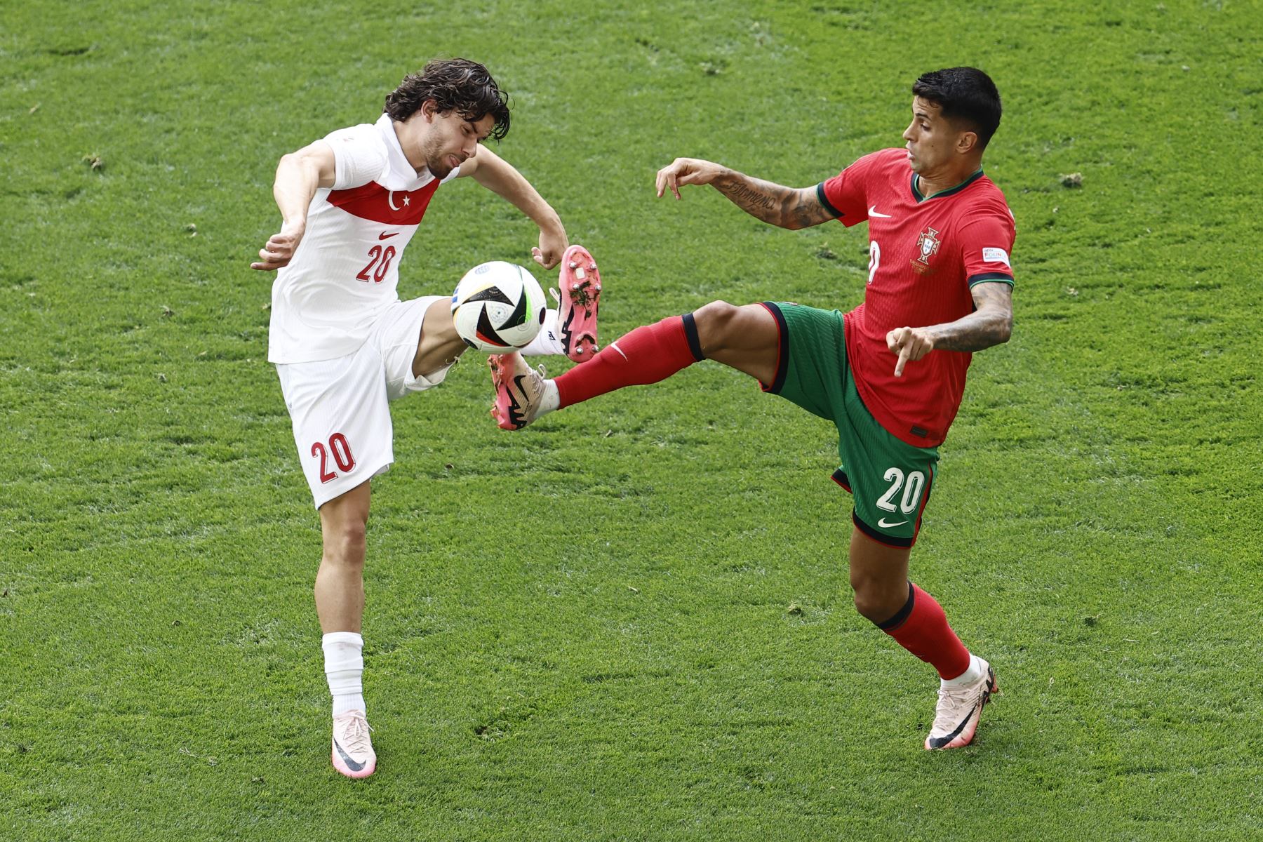 El defensor de Turquía  Ferdi Kadioglu lucha por el balón con el defensor de Portugal  Joao Cancelo durante el partido de fútbol del Grupo F de la UEFA Euro 2024 entre Turquía y Portugal. AFP