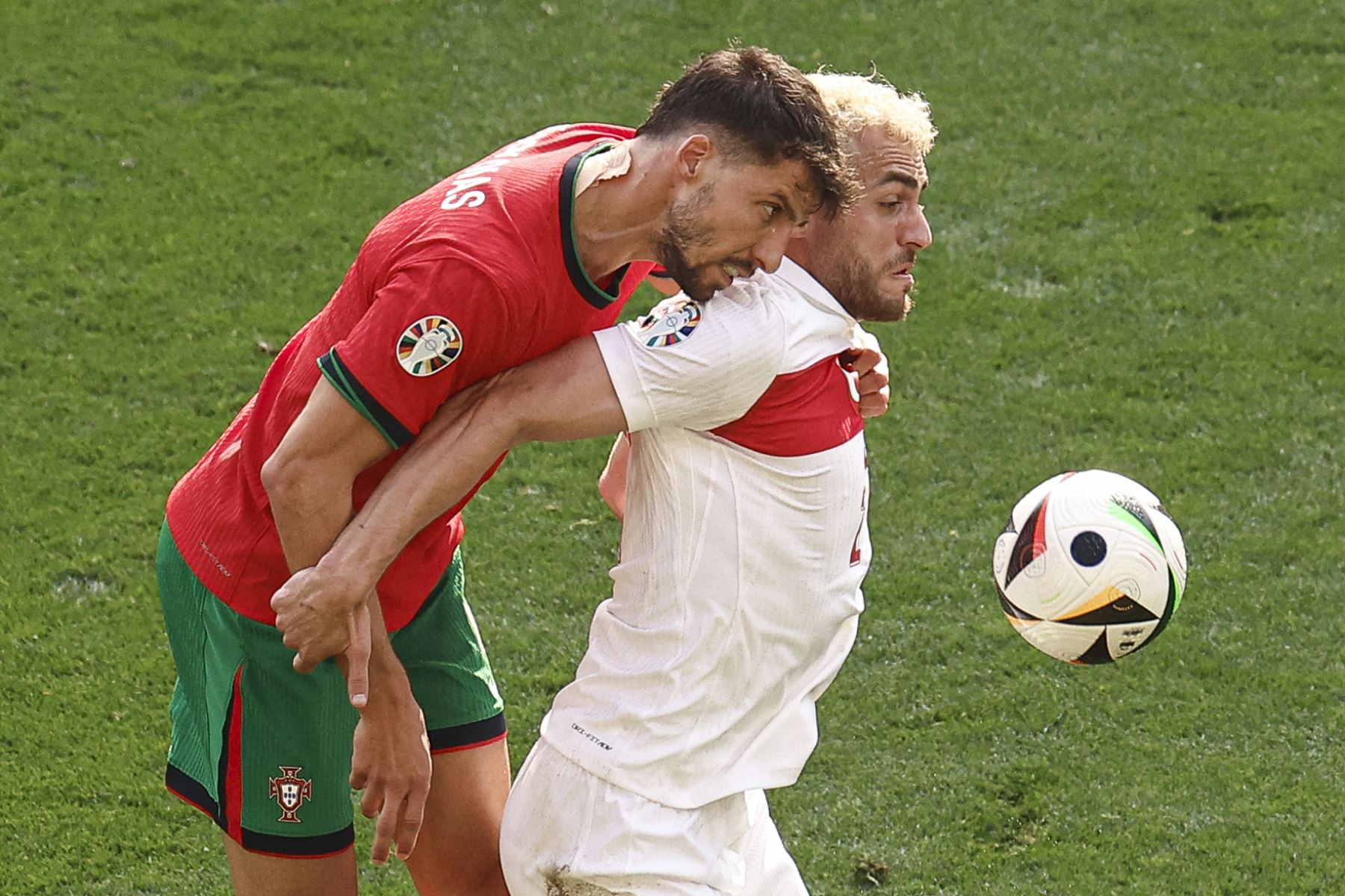 El defensor de Portugal  Ruben Dias  lucha por el balón con el delantero de Turquía  Baris Alper Yilmaz durante el partido de fútbol del Grupo F de la UEFA Euro 2024 entre Turquía y Portugal. AFP