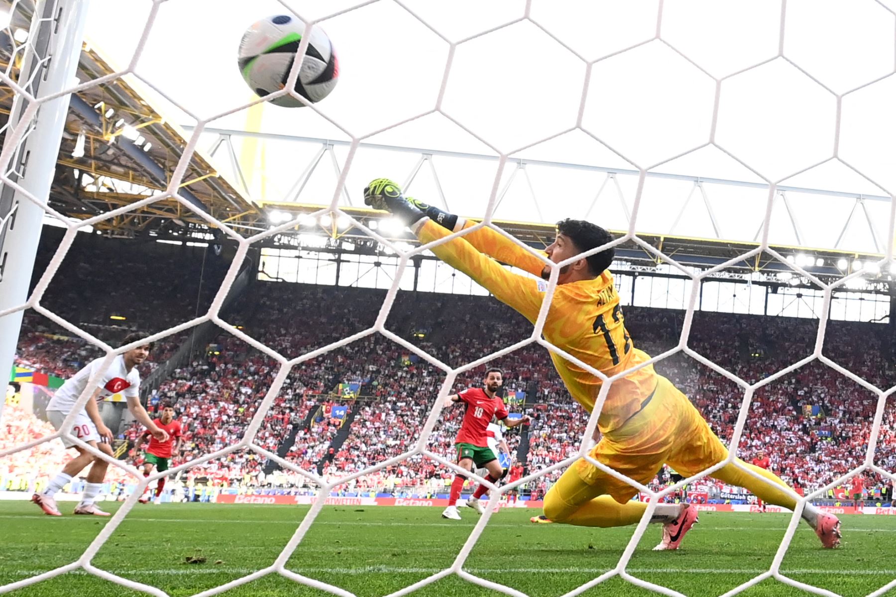 El centrocampista portugués Bernardo Silva dispara para marcar el primer gol de su equipo durante el partido de fútbol del Grupo F de la UEFA Euro 2024 entre Turquía y Portugal. AFP