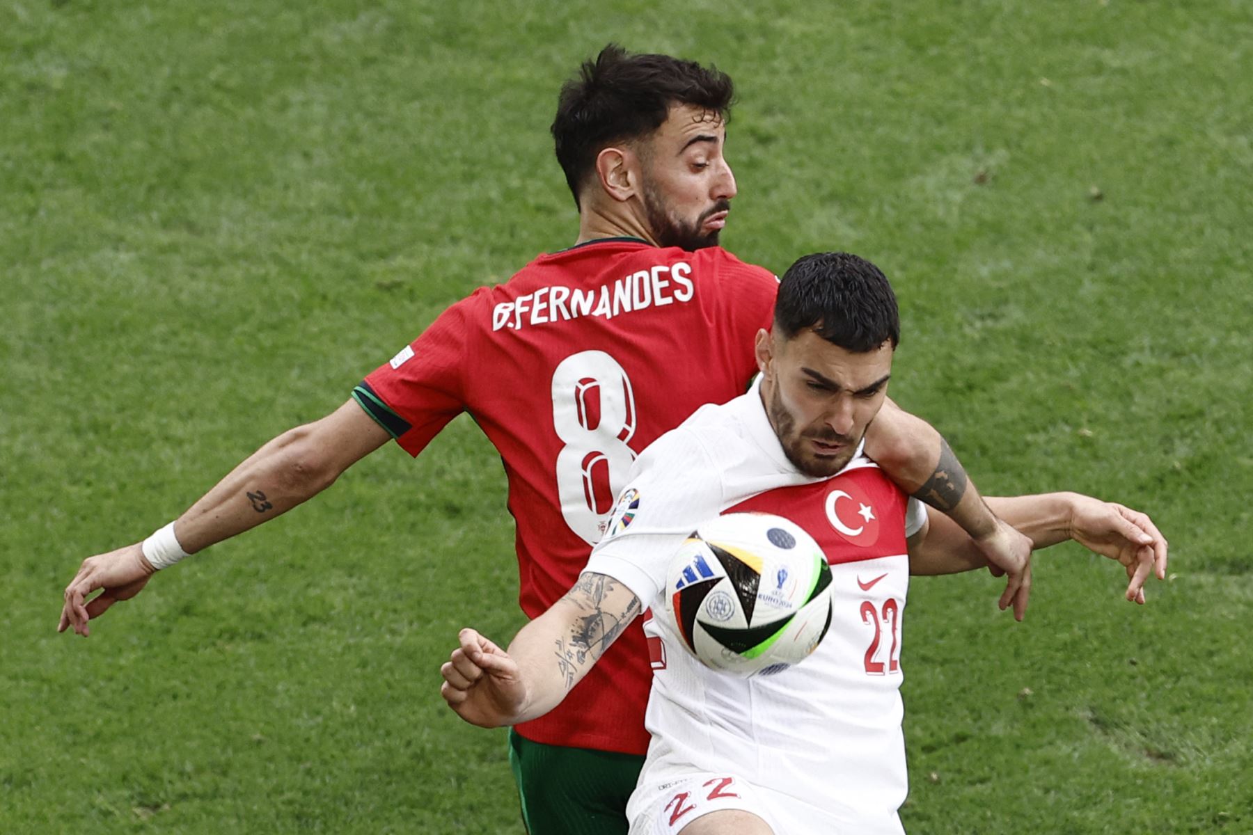 El centrocampista de Portugal Bruno Fernandes lucha por el balón con el centrocampista de Turquía Kaan Ayhan durante el partido de fútbol del Grupo F de la UEFA Euro 2024 entre Turquía y Portugal. AFP