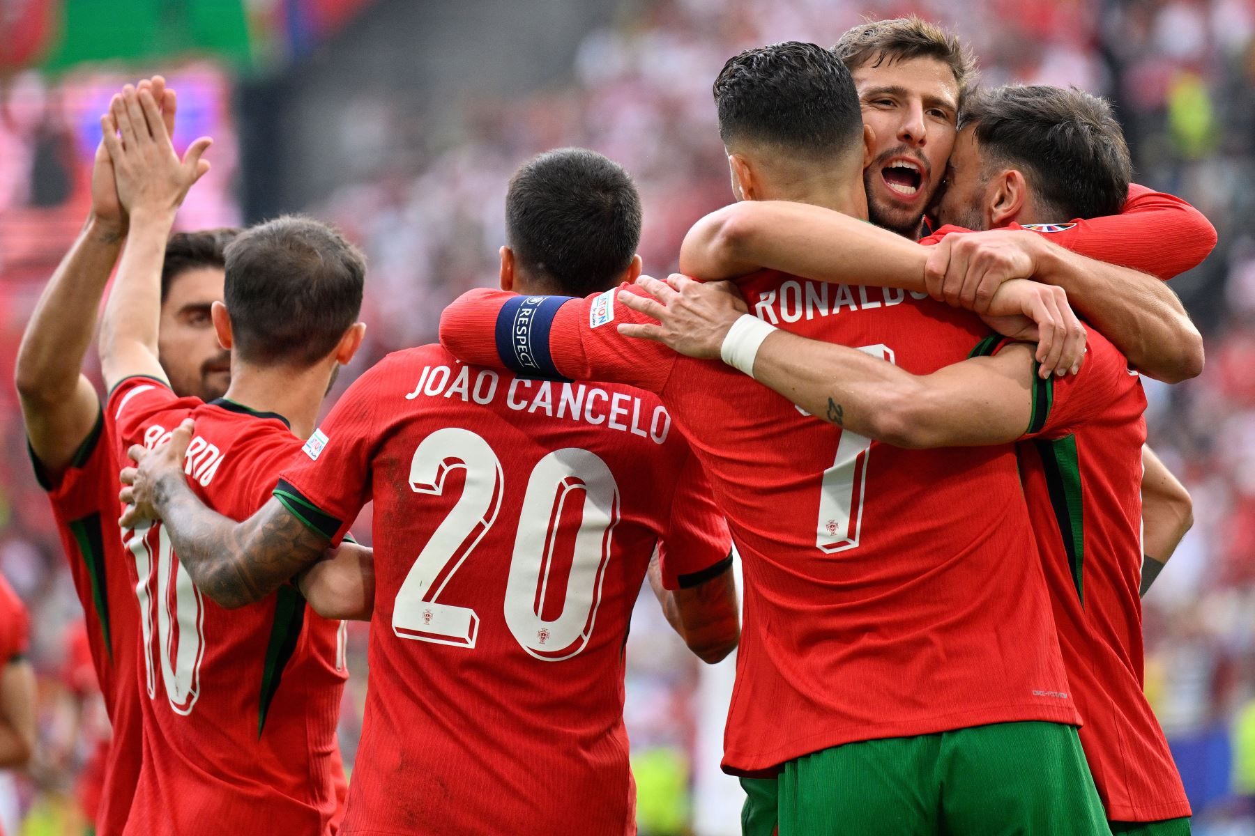 El centrocampista portugués  Bruno Fernandes celebra con sus compañeros tras marcar el tercer gol de su equipo durante el partido de fútbol del Grupo F de la UEFA Euro 2024 entre Turquía y Portugal. AFP