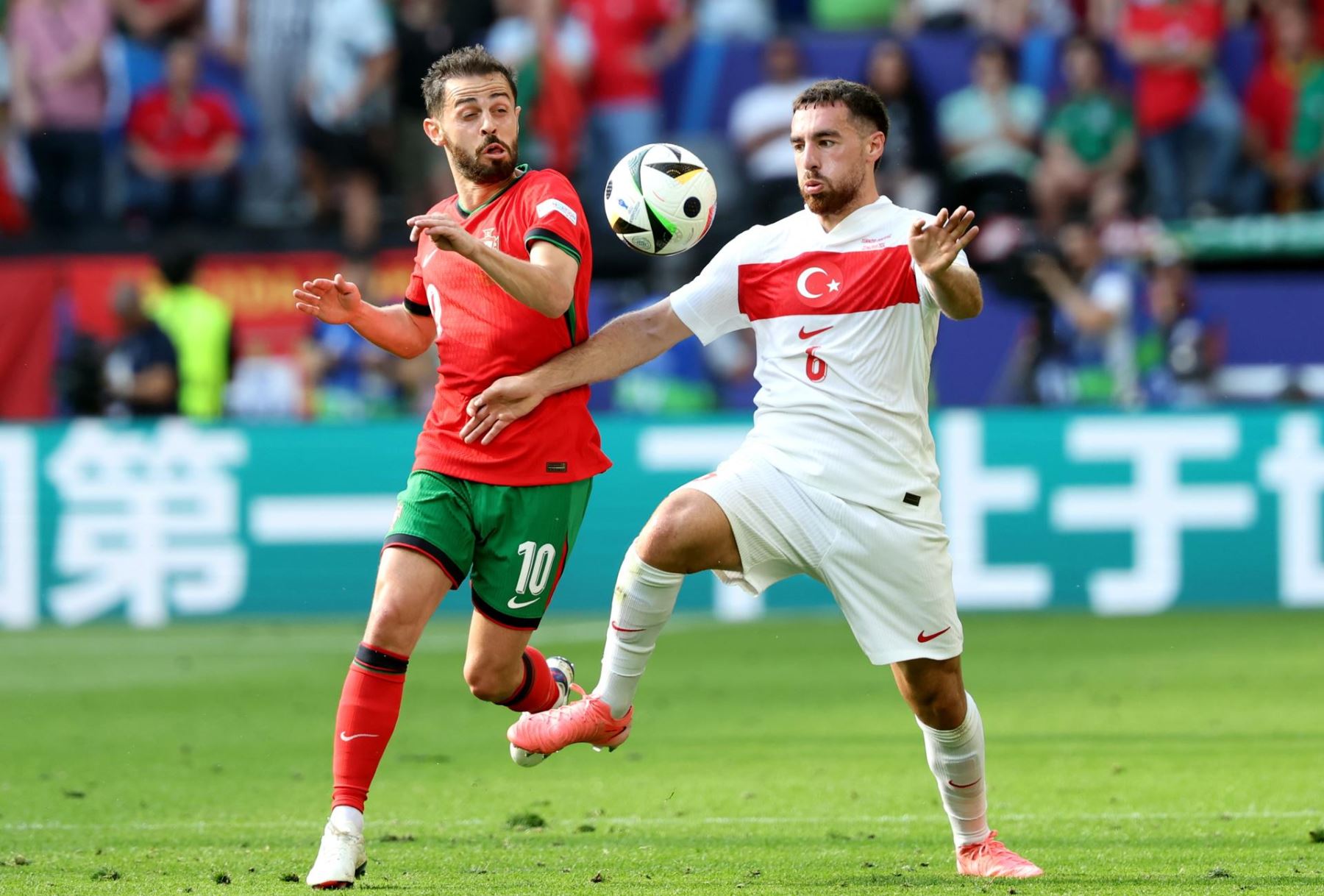 Bernardo Silva de Portugal y Orkun Koekcue de Turquía en acción durante el partido de fútbol del grupo F de la UEFA EURO 2024 entre Turquía y Portugal. EFE