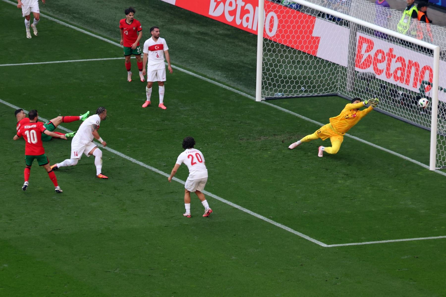 Bernardo Silva de Portugal marca el gol 0-1 durante el partido de fútbol del grupo F de la UEFA EURO 2024 entre Turquía y Portugal. EFE