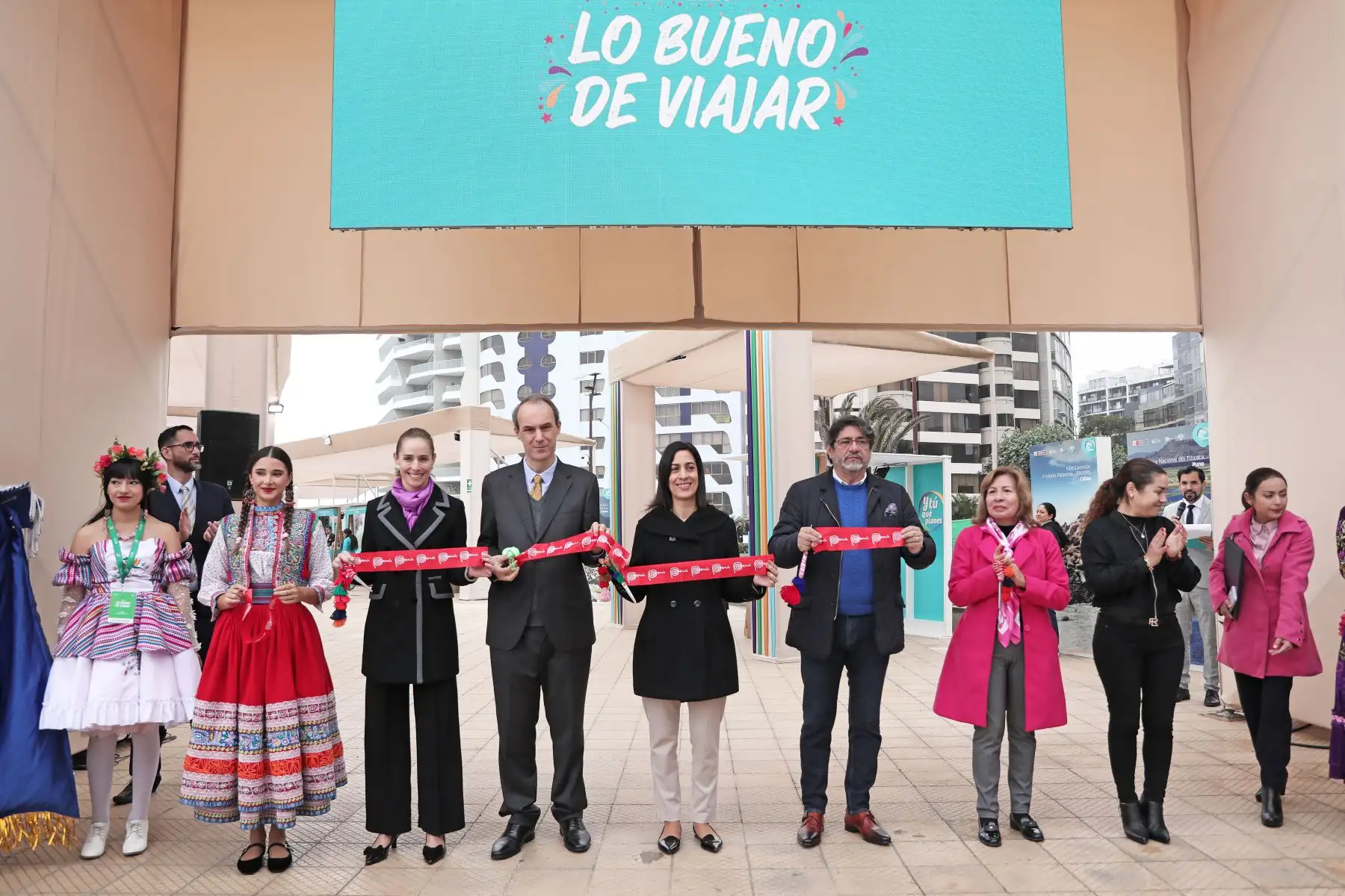 Inauguración de la feria de turismo "Lo Bueno de Viajar Lima" 2024 en el distrito de Miraflores. El acto contó con la presencia del alcalde de Miraflores, Carlos Canales; la representante de la Cámara de Comercio de Lima, Marienela Mendoza; la presidenta ejecutiva de PROMPERÚ Claricia Tirado, entre otros representantes. La feria se llevará a cabo los días 22 y 23 de junio y contará con de agentes de viajes que brindarán información sobre los destinos de las 25 regiones del país. Foto: ANDINA/Connie Calderon