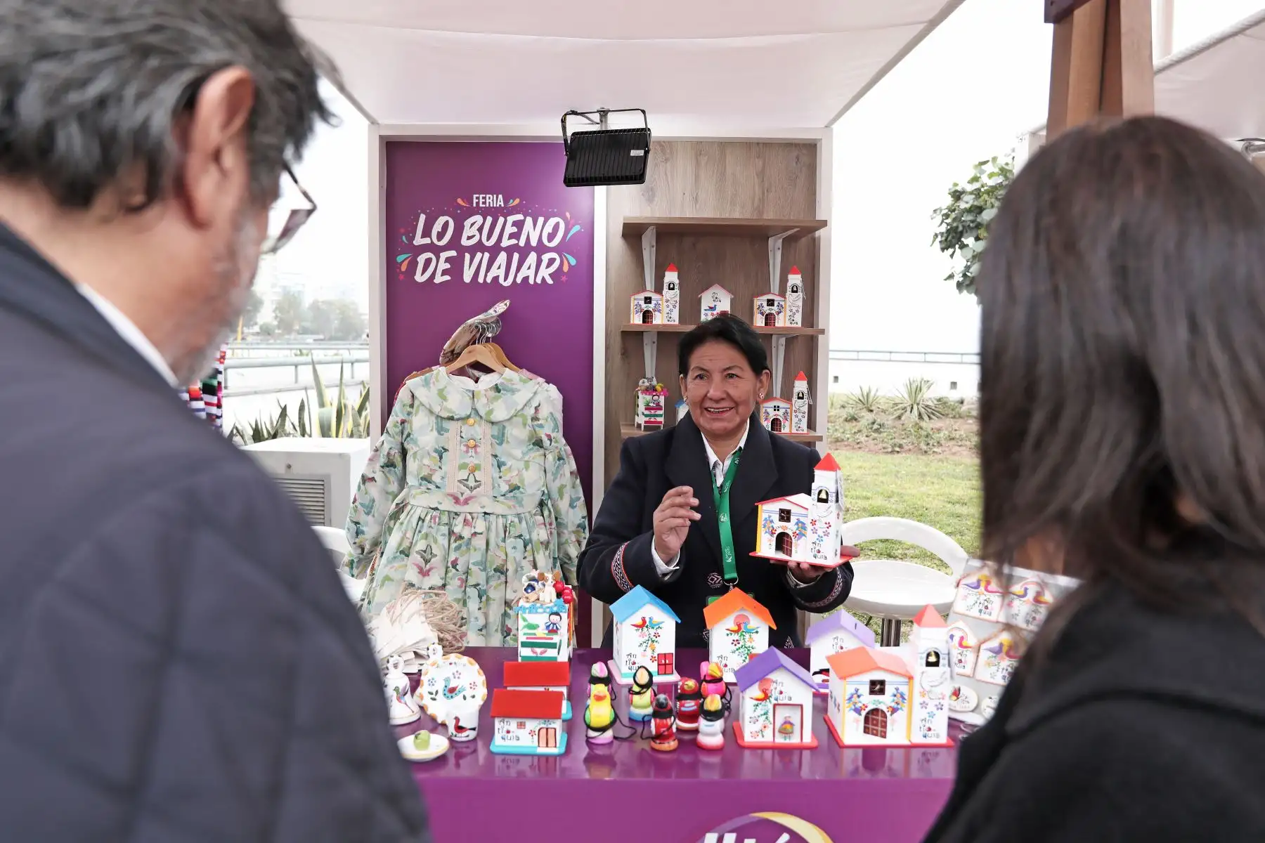 Vendedora de artesanías en la feria de turismo "Lo Bueno de Viajar Lima" 2024 en el distrito de Miraflores.
Foto: ANDINA/Connie Calderon