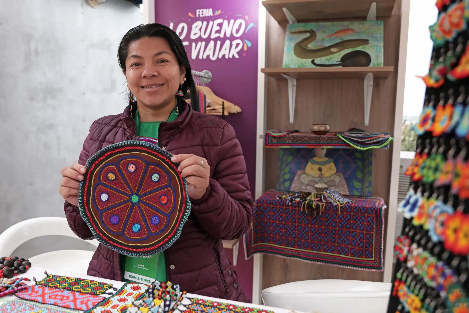 Vendedora de artesanías en la feria de turismo "Lo Bueno de Viajar Lima" 2024 en el distrito de Miraflores. 
Foto: ANDINA/Connie Calderon