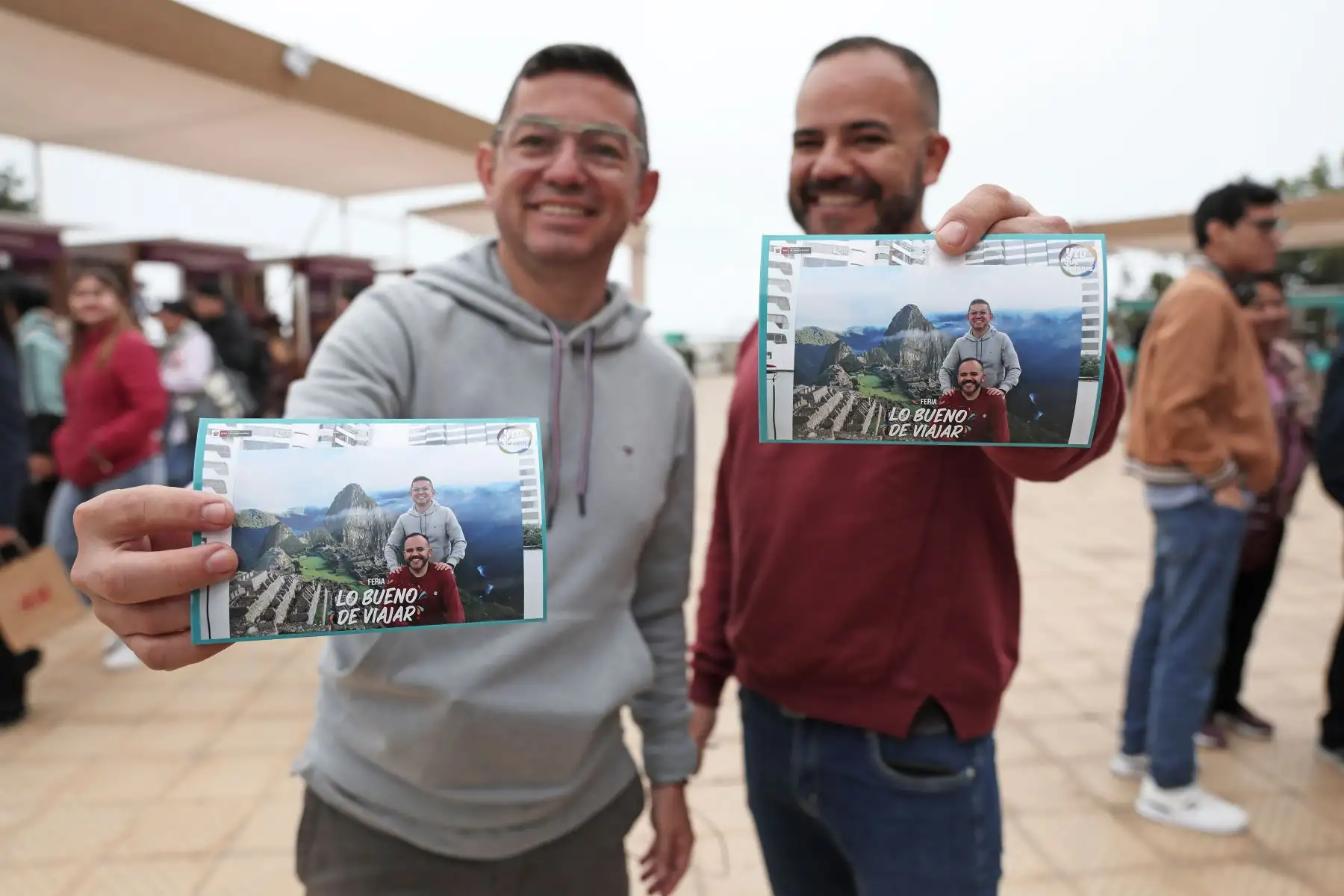Asistentes a la feria de turismo "Lo Bueno de Viajar Lima" 2024 en el distrito de Miraflores muestran las fotografías que les tomaron instantáneamente. 
Foto: ANDINA/Connie Calderon