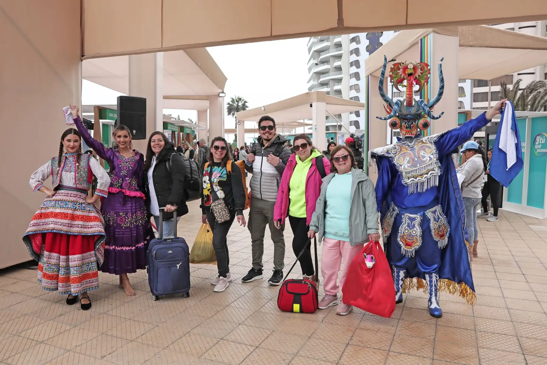Turistas chilenos, con equipaje en brazos, llegan a la feria de turismo "Lo Bueno de Viajar Lima" 2024 en el distrito de Miraflores.
Foto: ANDINA/Connie Calderon