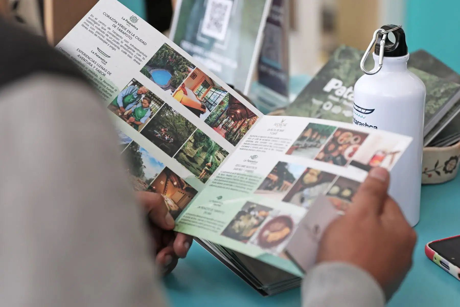 Folleto de información en la feria de turismo "Lo Bueno de Viajar Lima" 2024 en el distrito de Miraflores. 
Foto: ANDINA/Connie Calderon