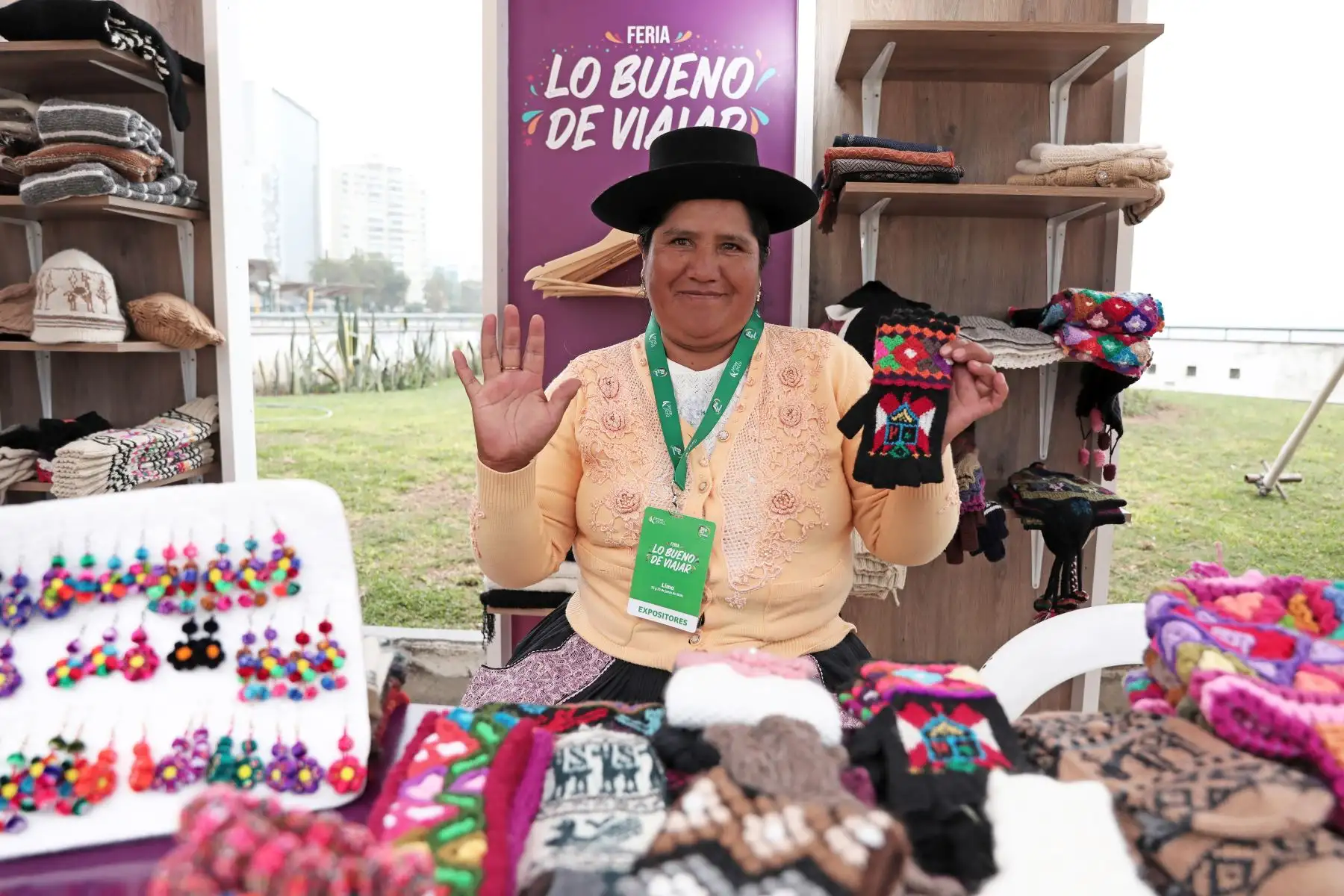 Vendedora de artesanías en la feria de turismo "Lo Bueno de Viajar Lima" 2024 en el distrito de Miraflores.
Foto: ANDINA/Connie Calderon