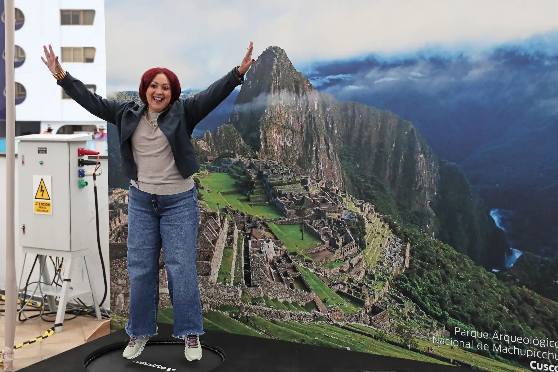 Turista emocionada delante de una gigantografía de Machu Picchu en la feria de turismo "Lo Bueno de Viajar Lima" 2024 en el distrito de Miraflores.
Foto: ANDINA/Connie Calderon