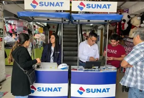 La Superintendencia Nacional de Aduanas y de Administración Tributaria (Sunat) realizó una visita a los centros comerciales Zona Franca, Galerías España y Gold Center, en el distrito de Trujillo, para promover el cumplimiento voluntario y oportuno de las obligaciones tributarias de los comerciantes.