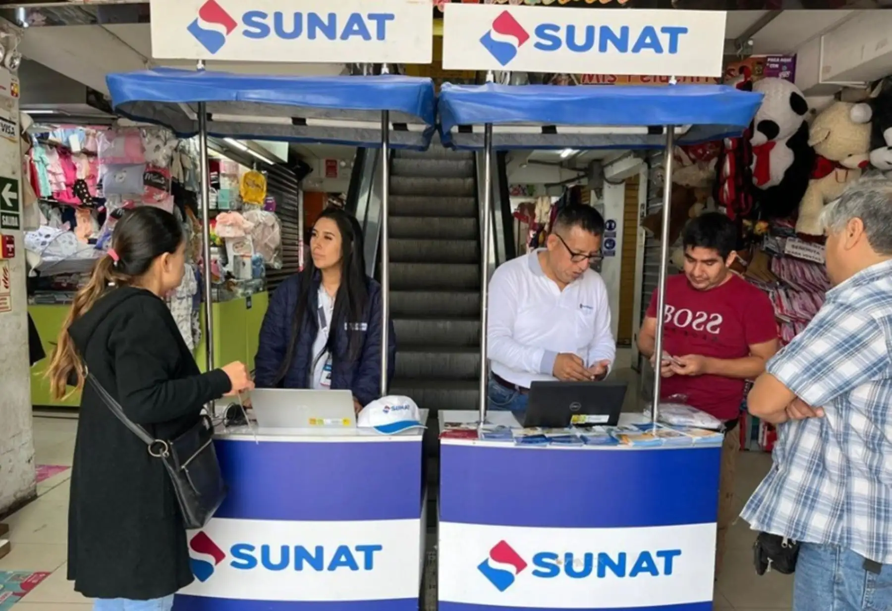 La Superintendencia Nacional de Aduanas y de Administración Tributaria (Sunat) realizó una visita a los centros comerciales Zona Franca, Galerías España y Gold Center, en el distrito de Trujillo, para promover el cumplimiento voluntario y oportuno de las obligaciones tributarias de los comerciantes.